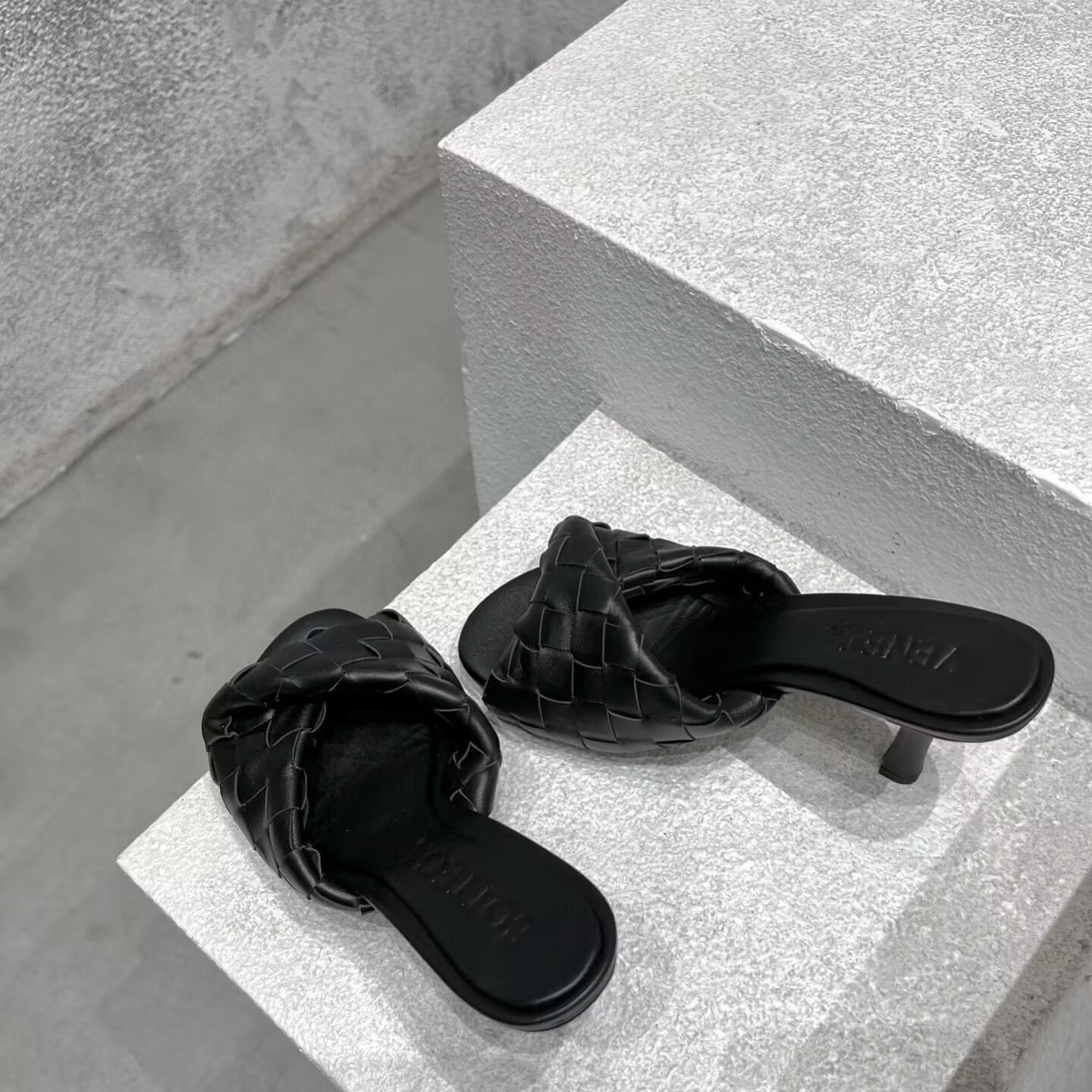 UA Bo*te*ga Ve*ne*ta Blink Slides