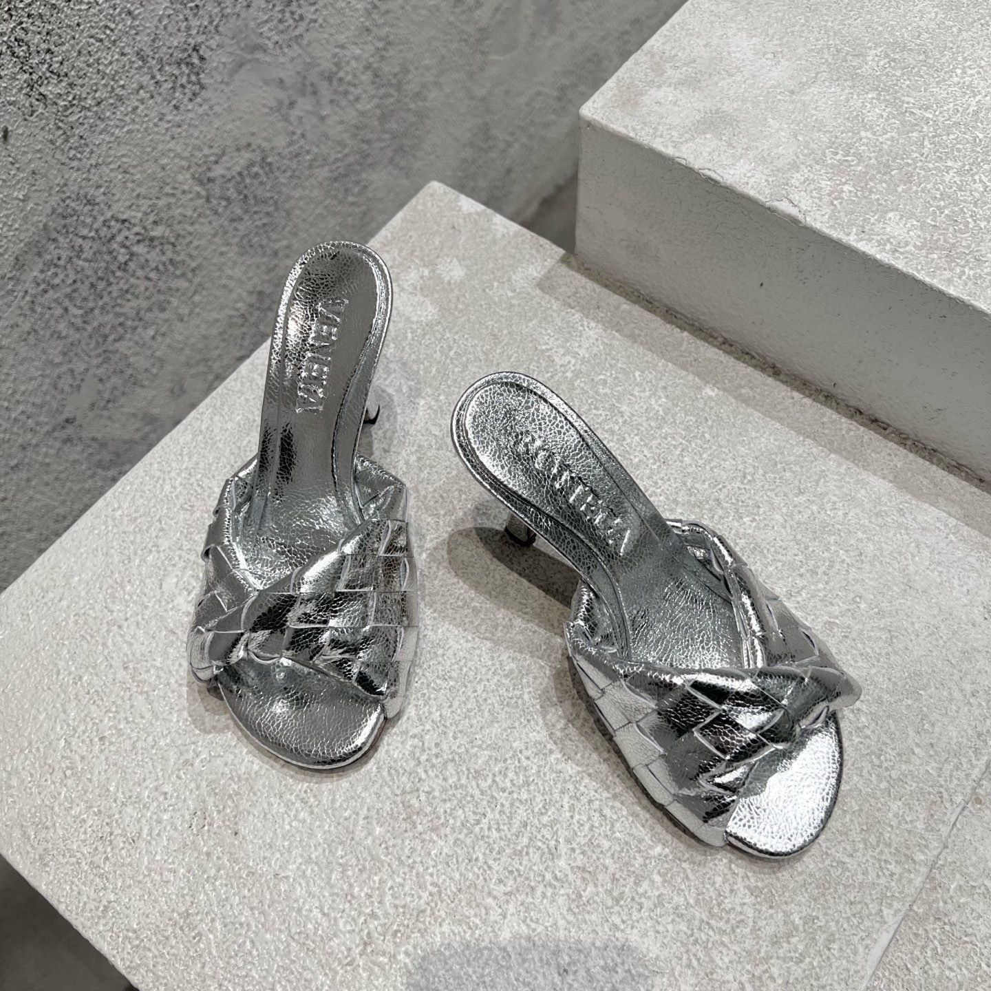 UA Bo*te*ga Ve*ne*ta Blink Slides