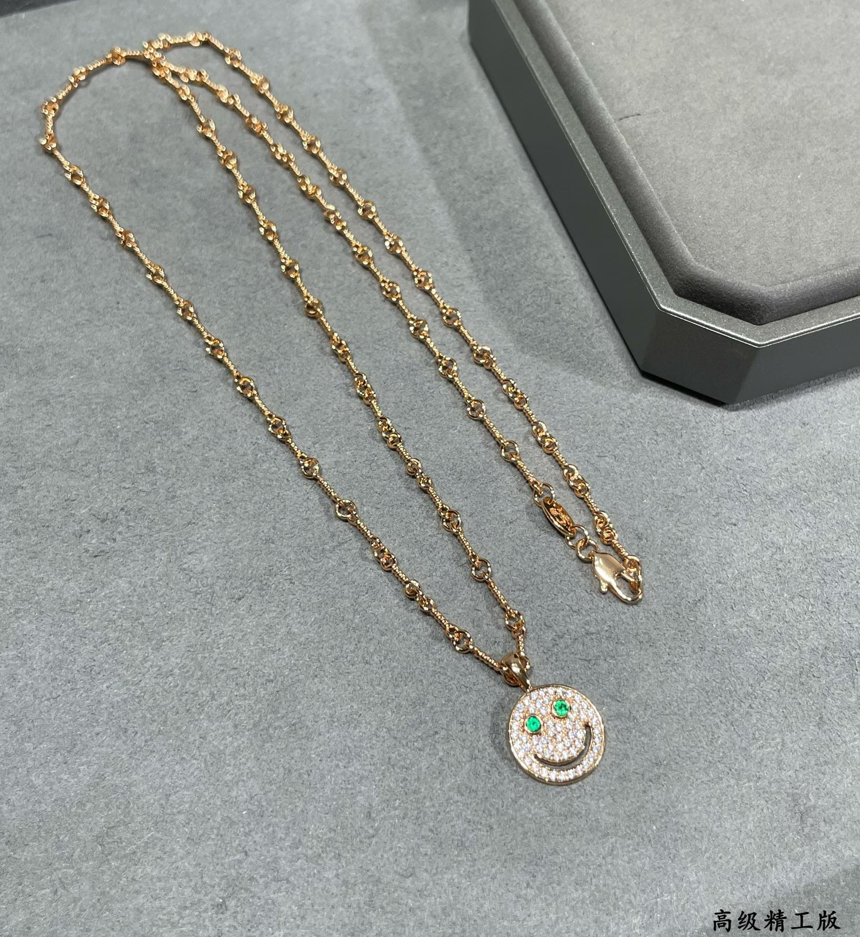 ch**me he**ts round smiley F**e necklace