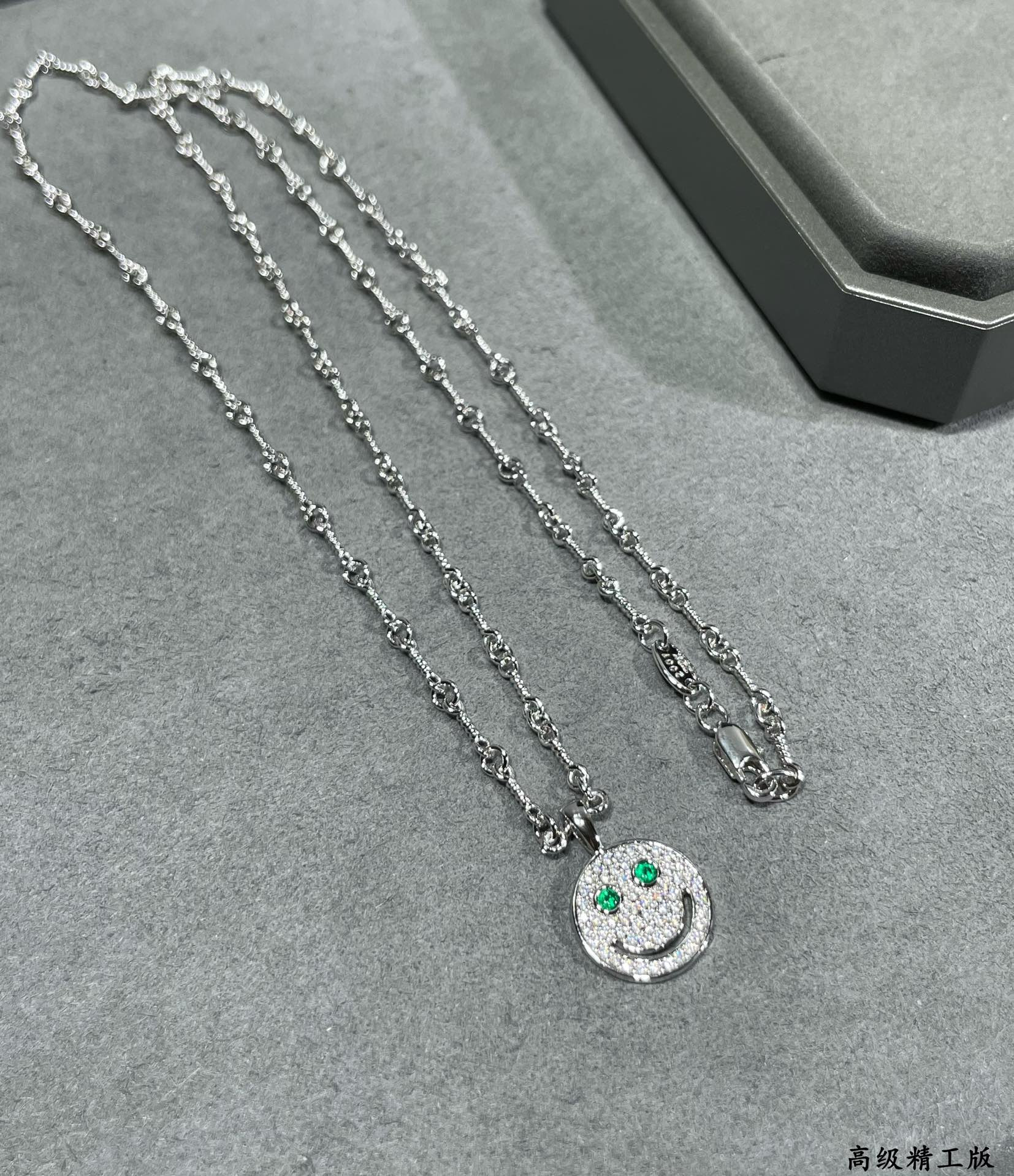 ch**me he**ts round smiley F**e necklace