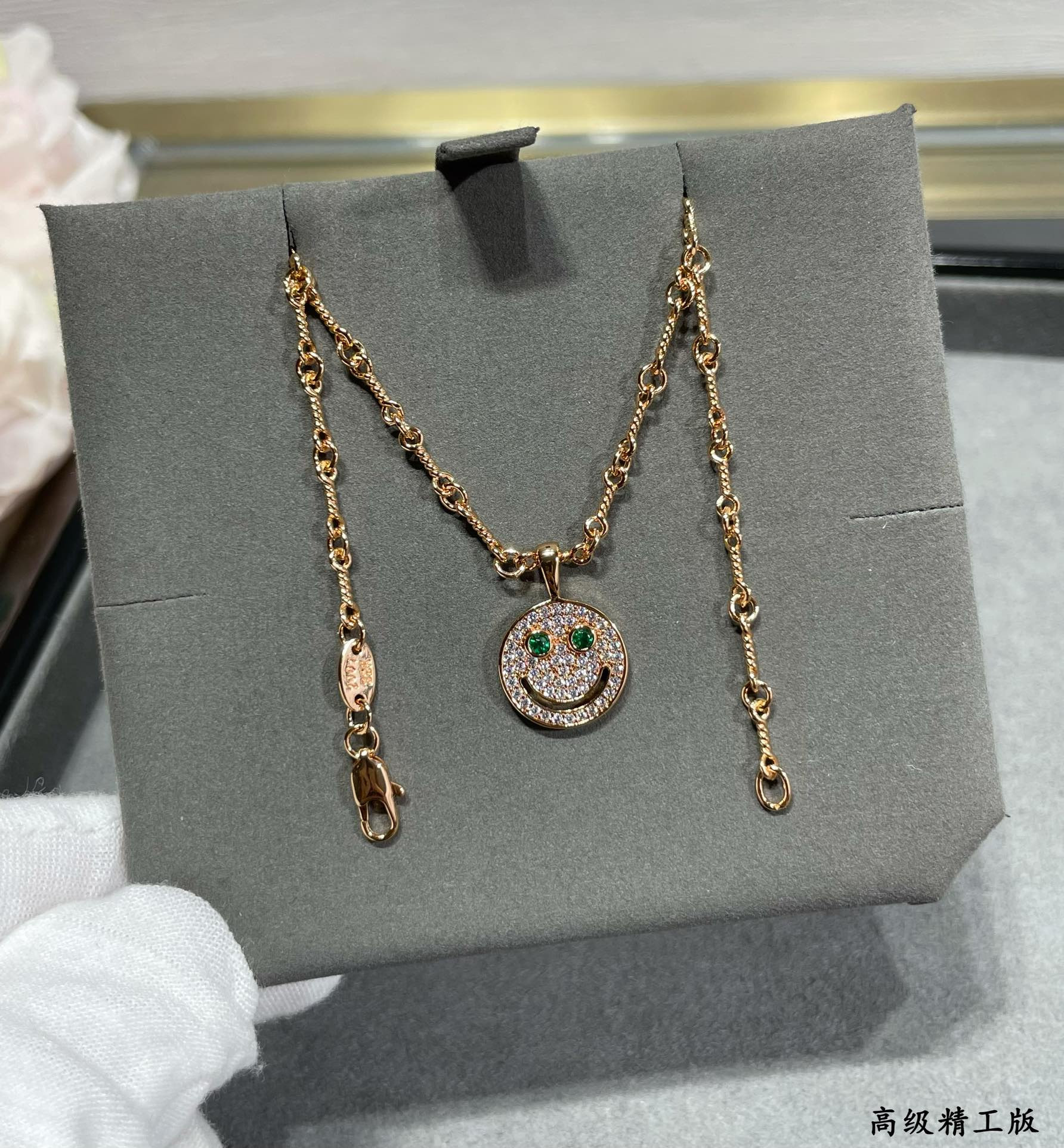 ch**me he**ts round smiley F**e necklace