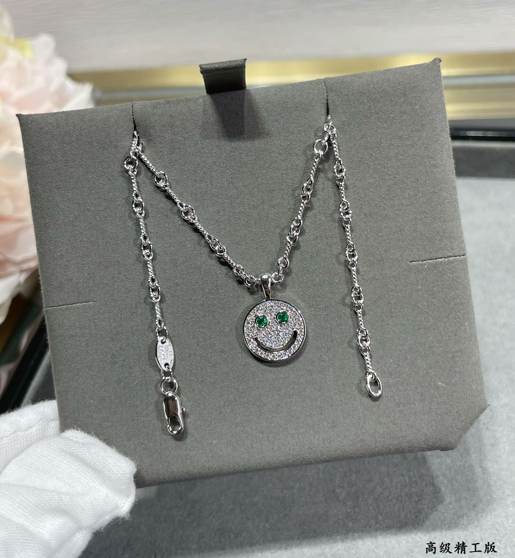 ch**me he**ts round smiley F**e necklace
