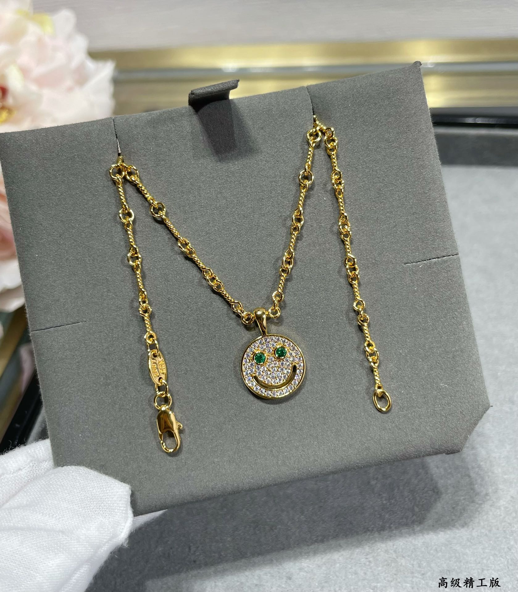 ch**me he**ts round smiley F**e necklace