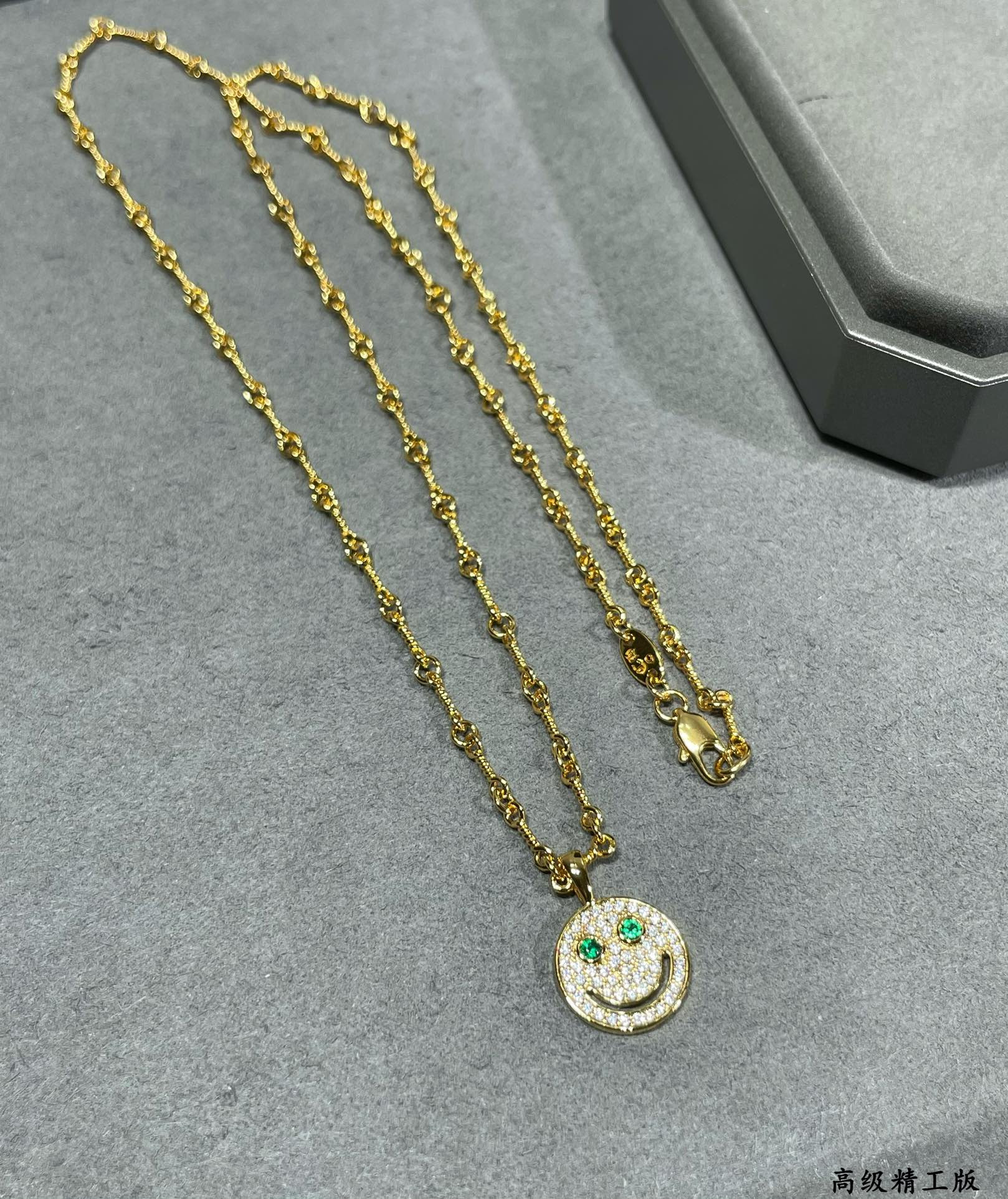 ch**me he**ts round smiley F**e necklace