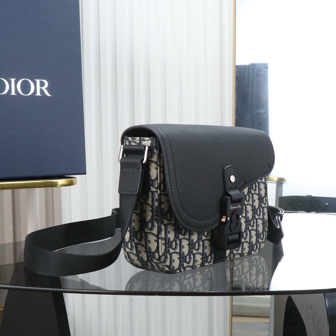 D*0r Saddle Messenger Bag with Flap 23 x18 x6cm