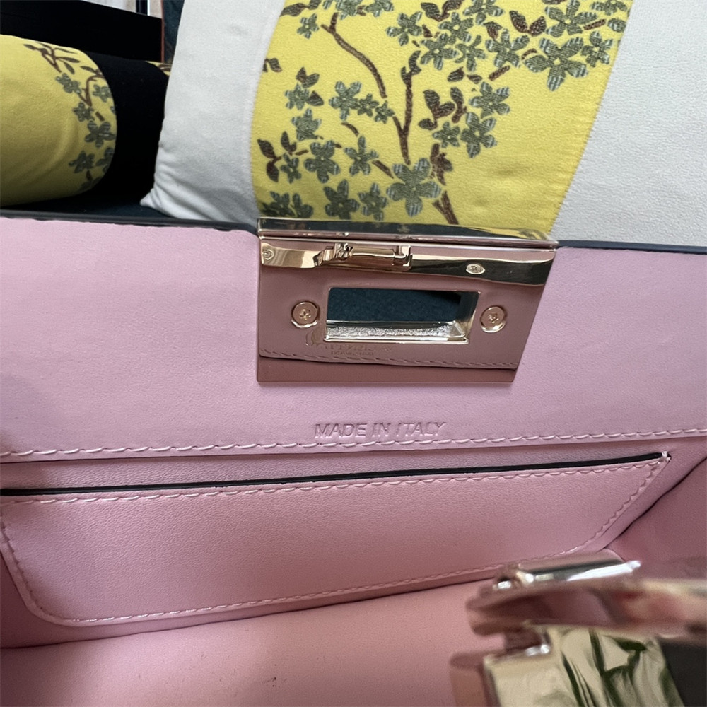 va*t*no GARAVANI ROCKSTUD23 SMALL SMOOTH CALFSKIN SHOULDER BAG PINK