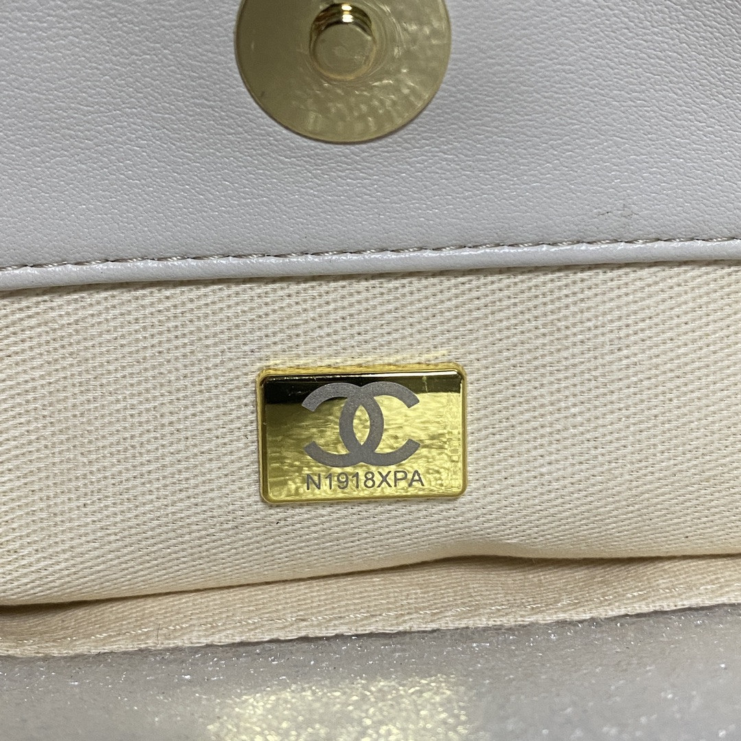 Ch*el Shiny Leather Large Shopper Tote White 33×21×7.5 cm