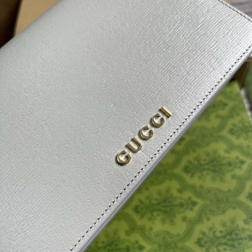 CHAIN WALLET WITH G*u*i SCRIPT LIGHT GREY 7.8"W x 5"H x 1.6"D