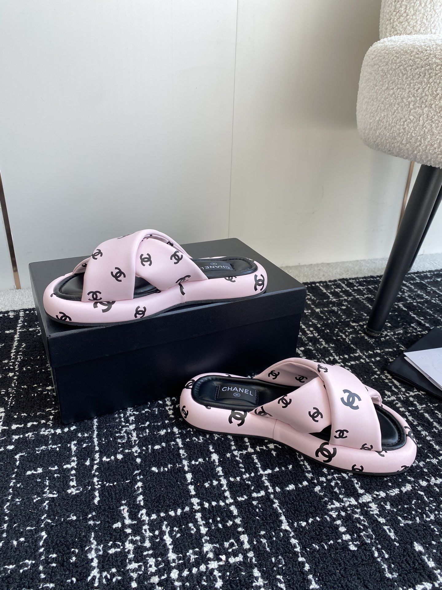 UA Ch*el SLIPPERS