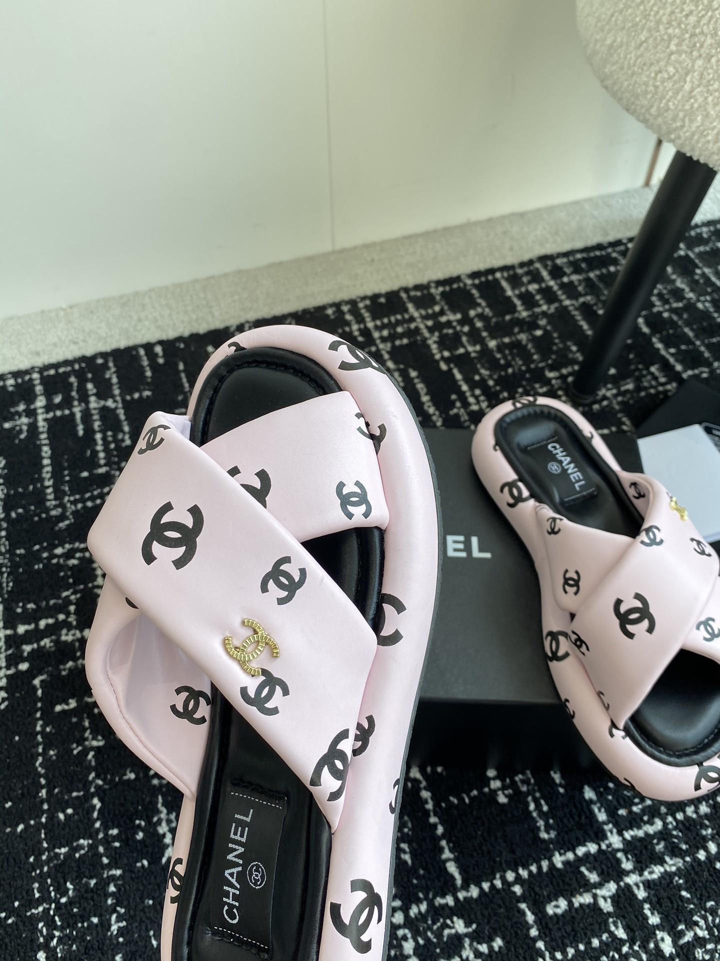 UA Ch*el SLIPPERS