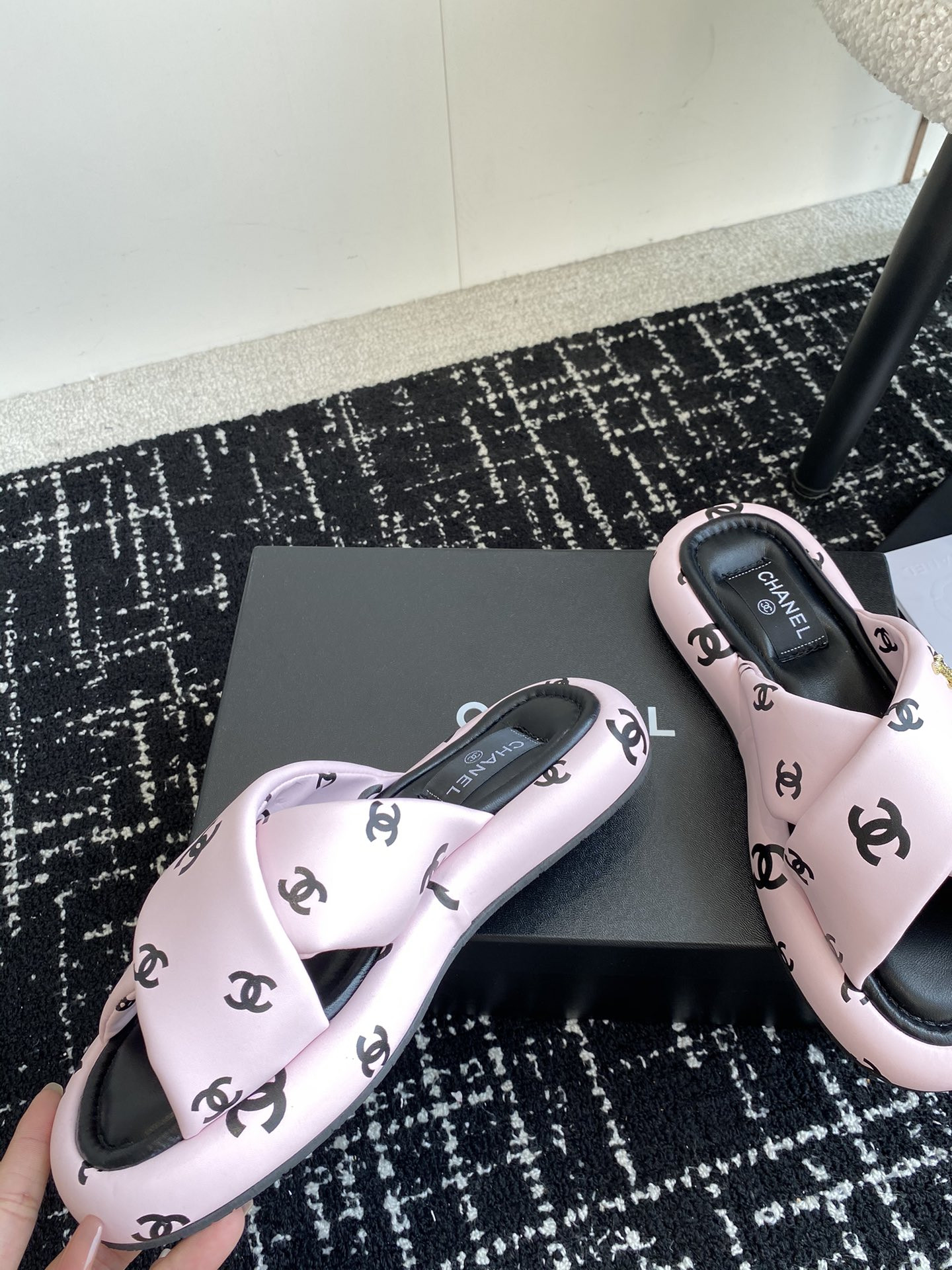 UA Ch*el SLIPPERS