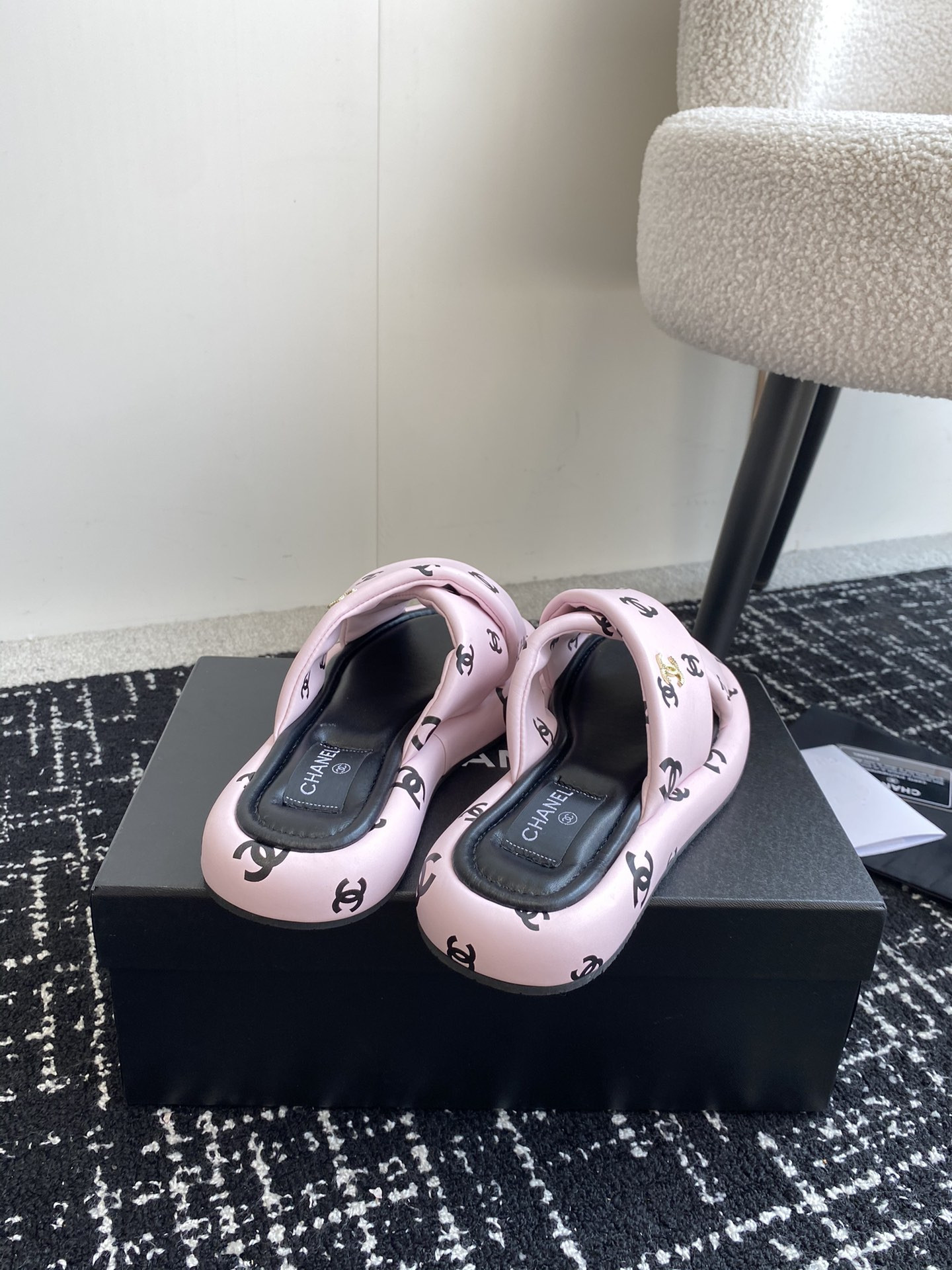 UA Ch*el SLIPPERS