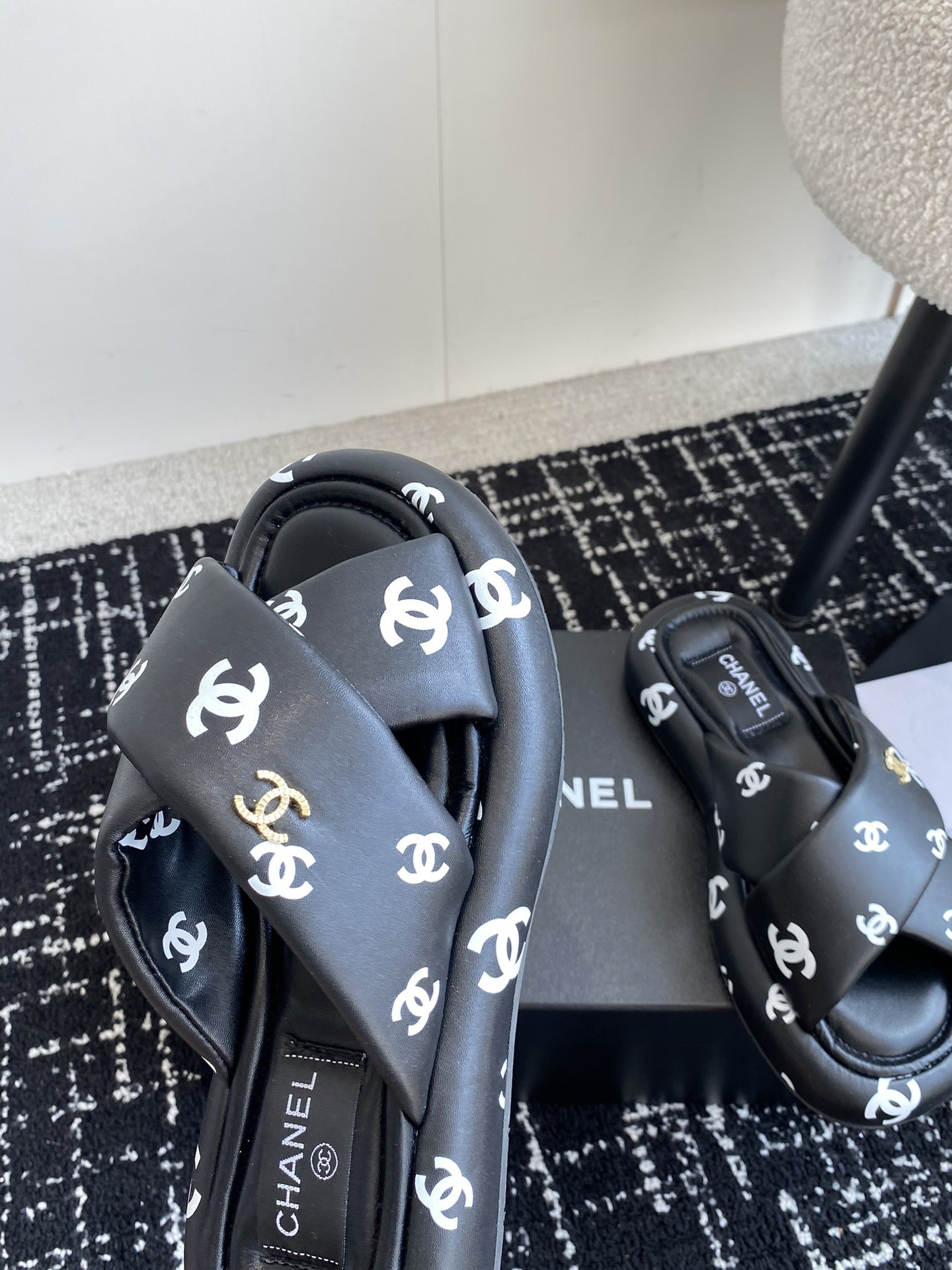 UA Ch*el SLIPPERS