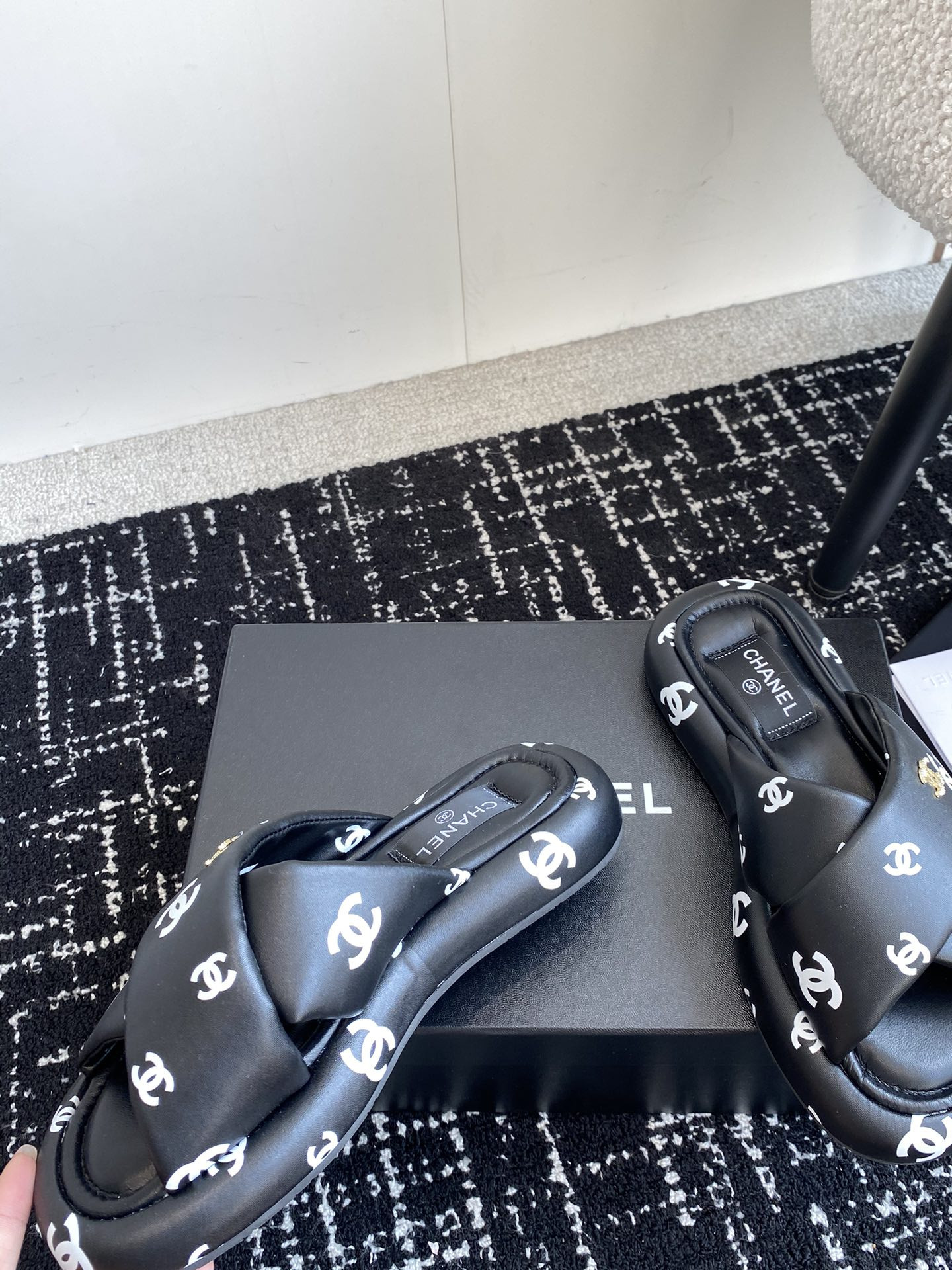 UA Ch*el SLIPPERS
