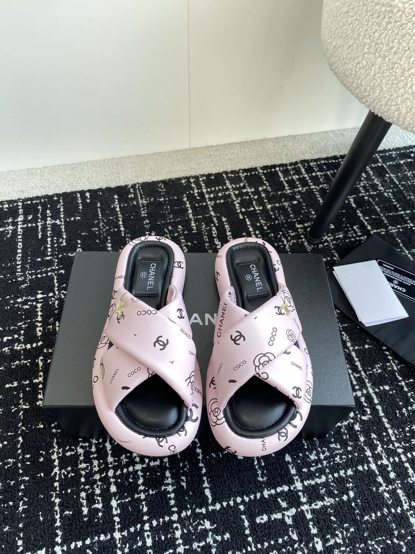 UA Ch*el SLIPPERS