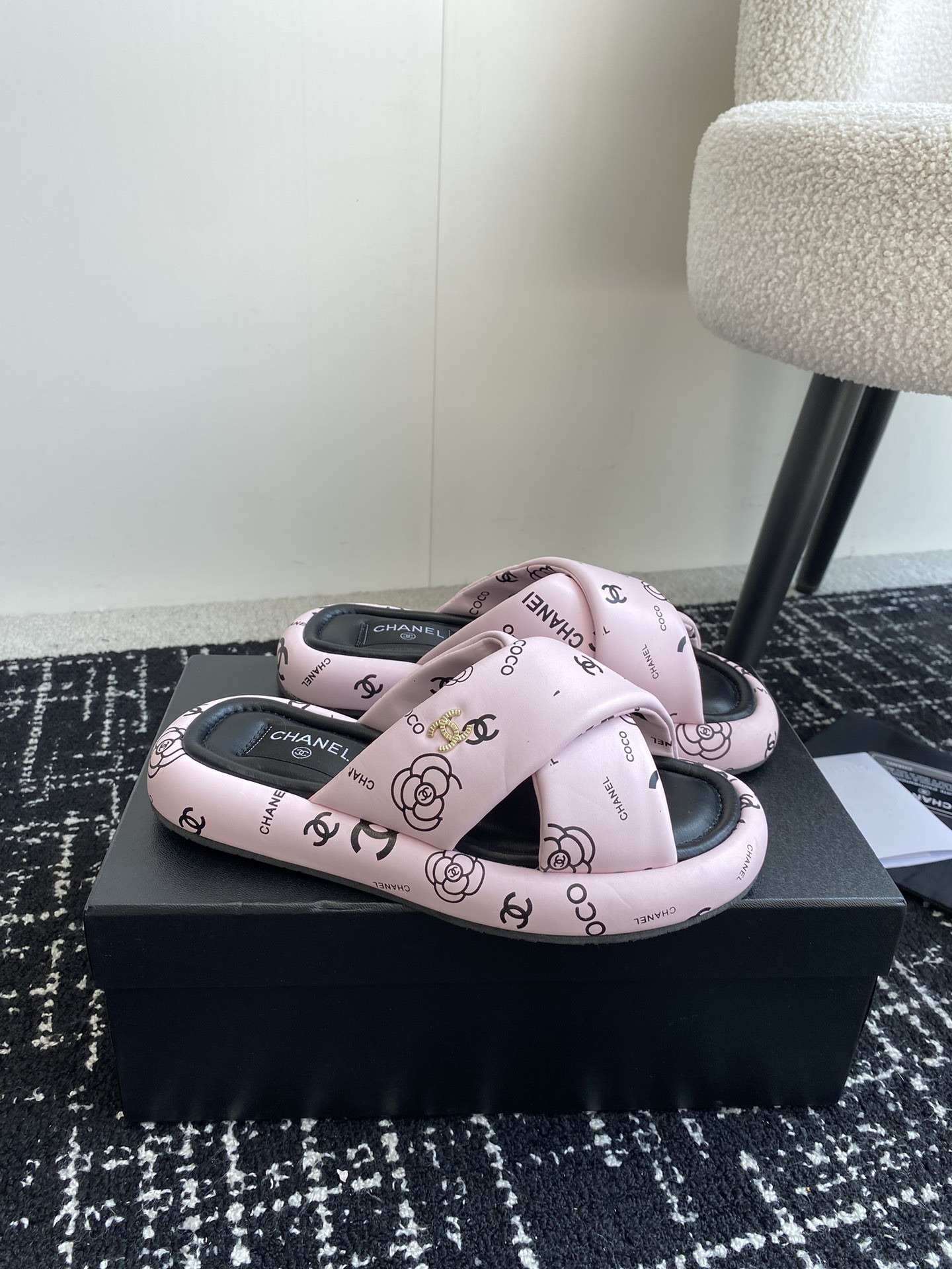 UA Ch*el SLIPPERS