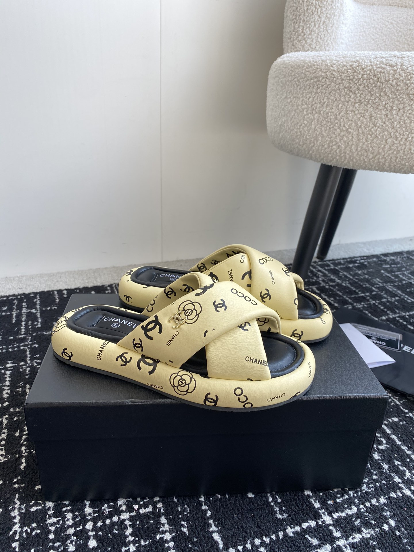 UA Ch*el SLIPPERS