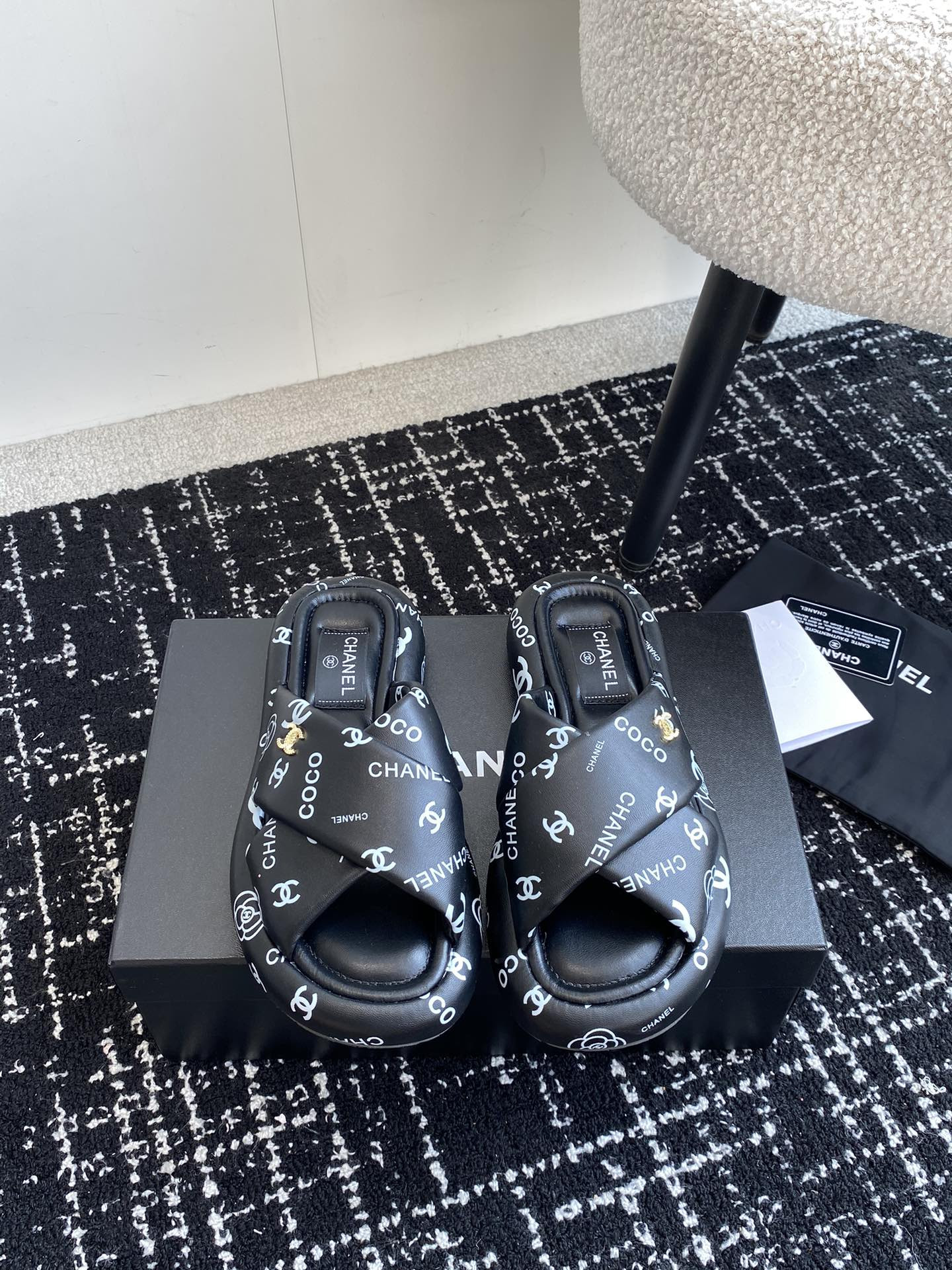 UA Ch*el SLIPPERS