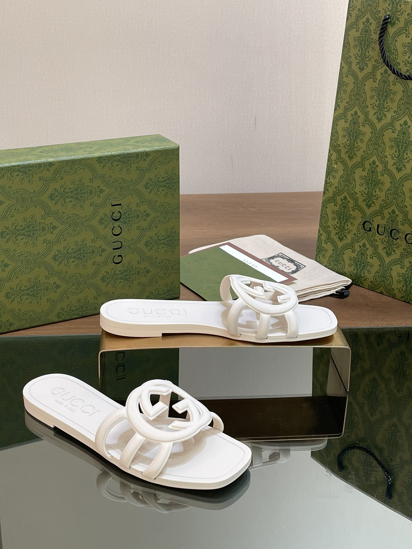 UA G*u*i INTERLOCKING G SLIDE SANDAL White