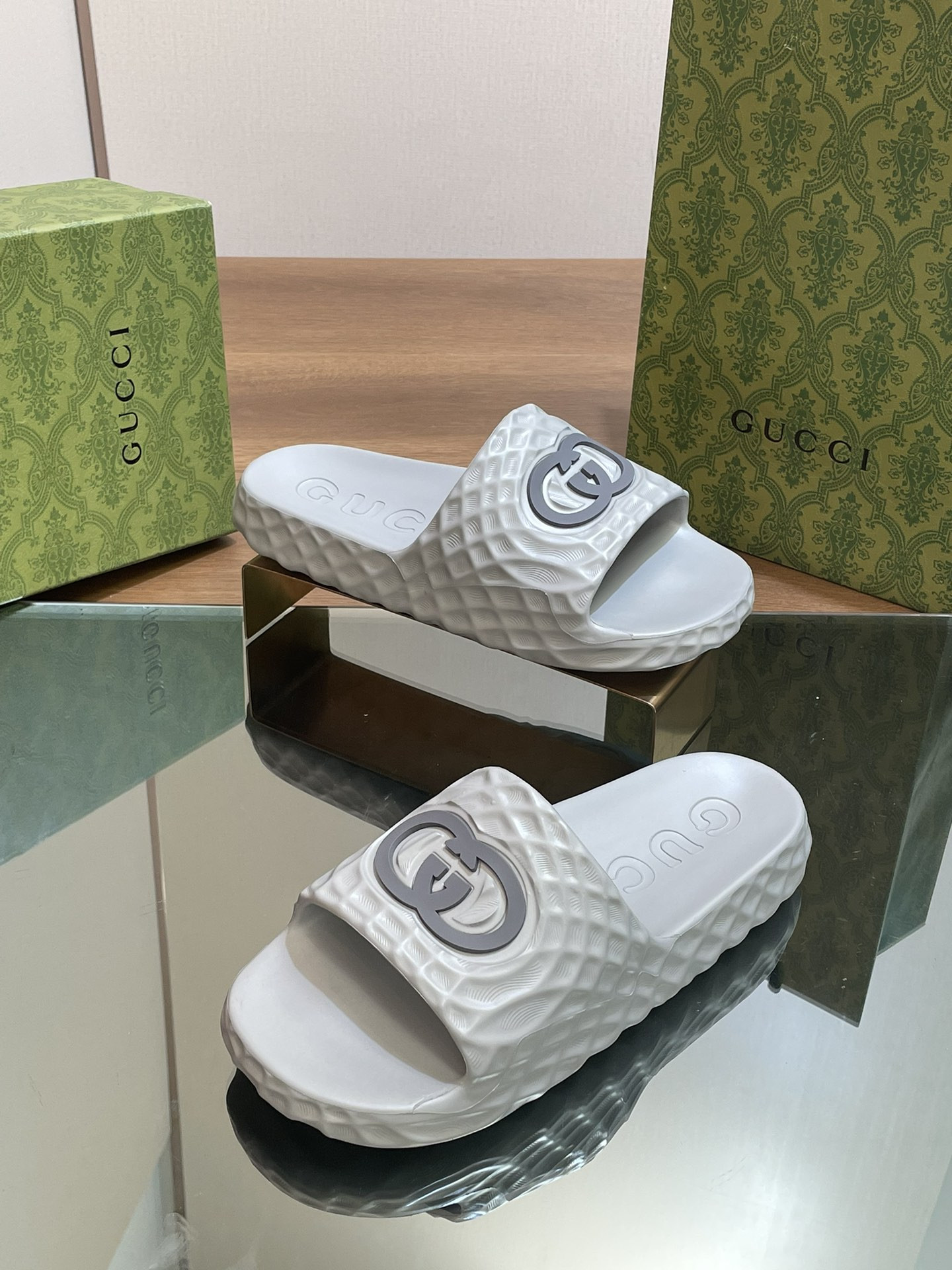 UA G*u*i INTERLOCKING G SLIDE SANDAL Gray