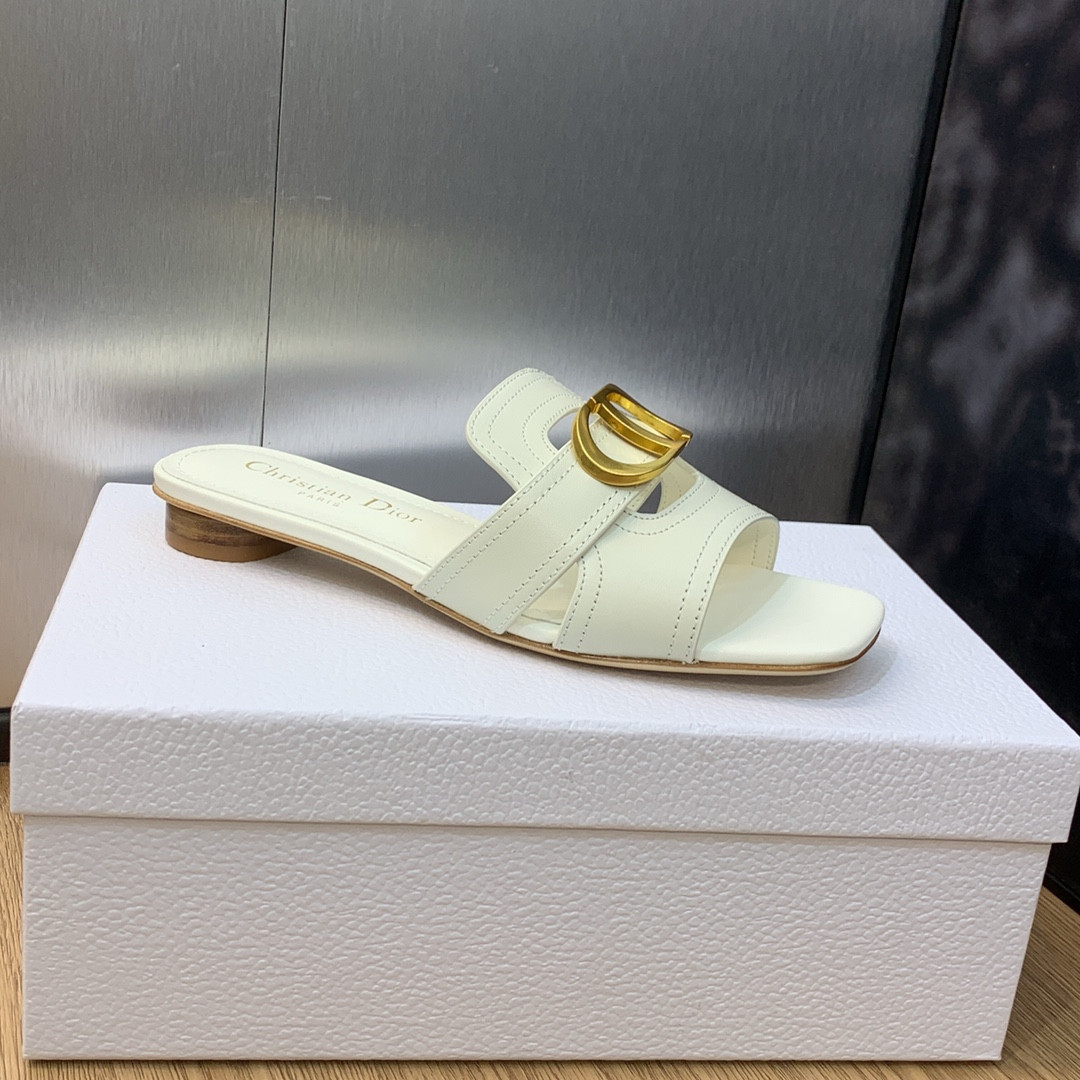 UA D*0r 30 Montaigne Slide