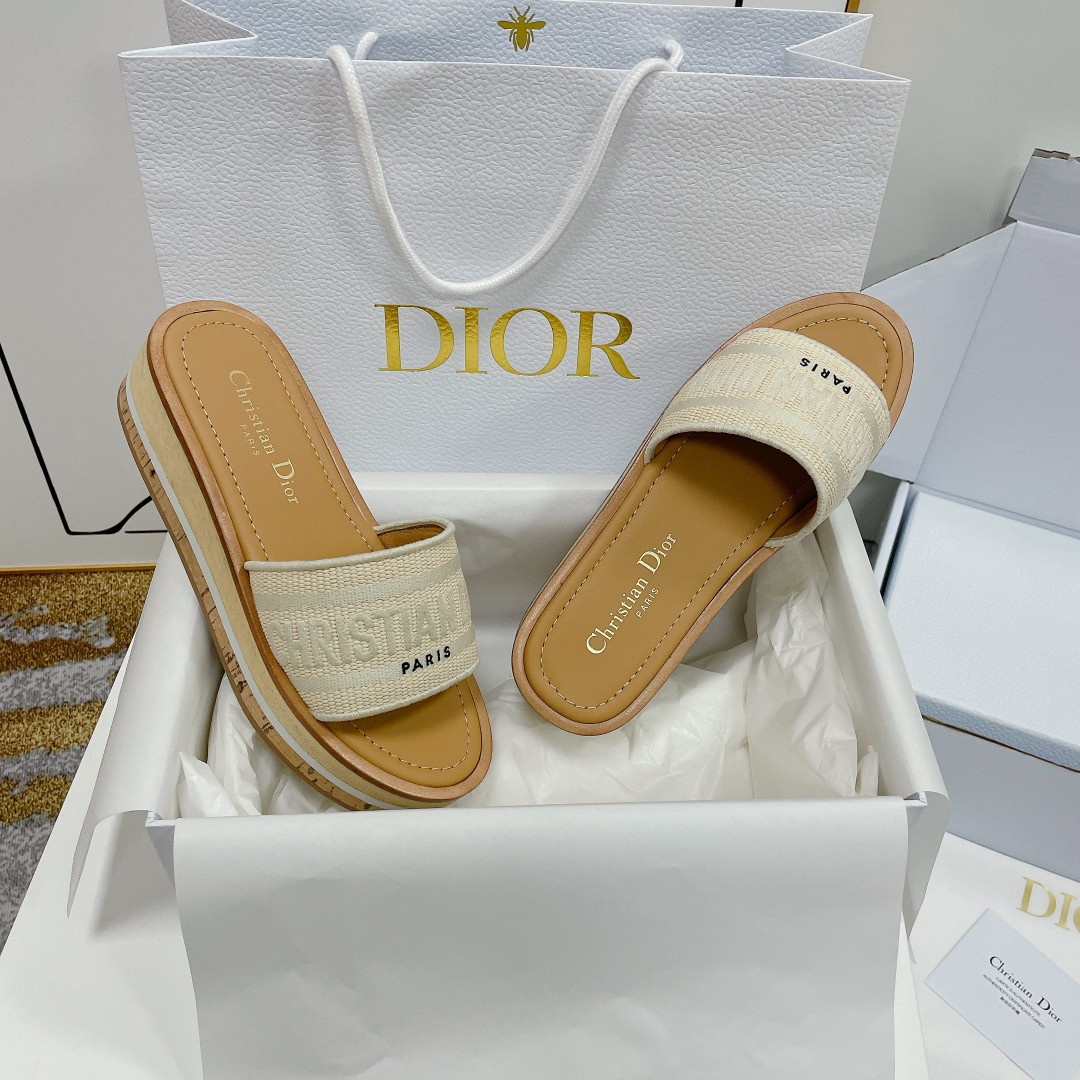 UA D*0riviera Dway Platform Slide White Embroidered Cotton