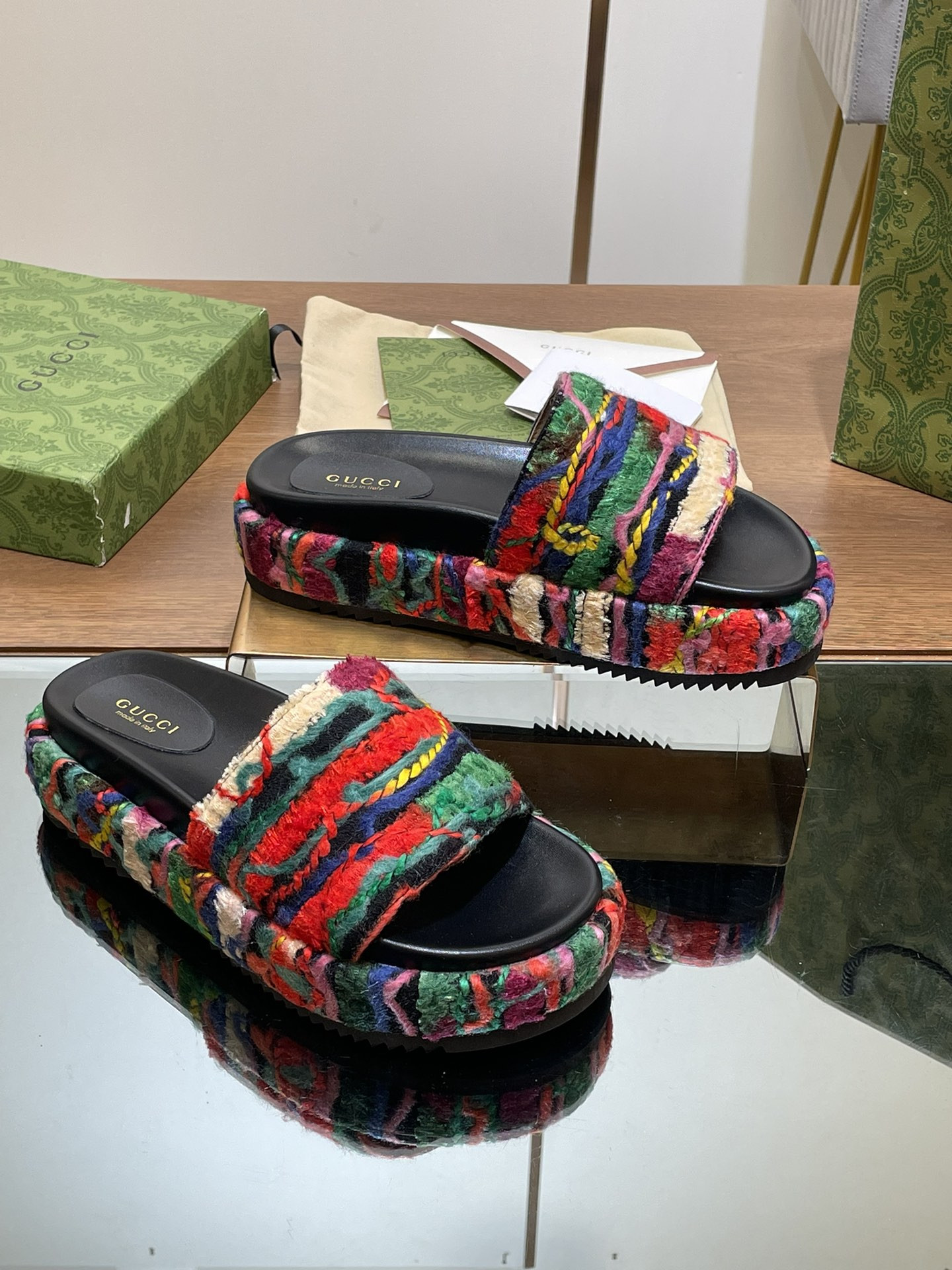 UA G*u*i PLATFORM SLIDE