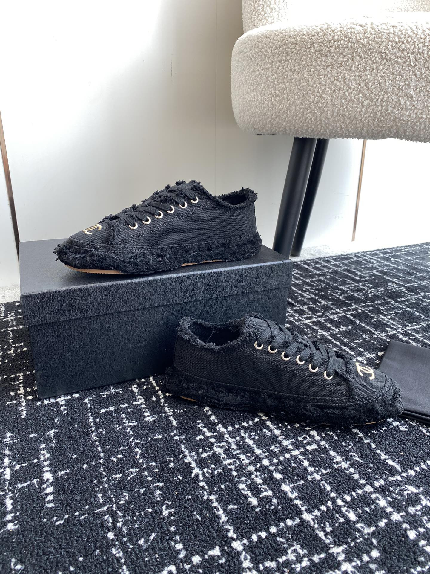 UA Ch*el SNEAKER