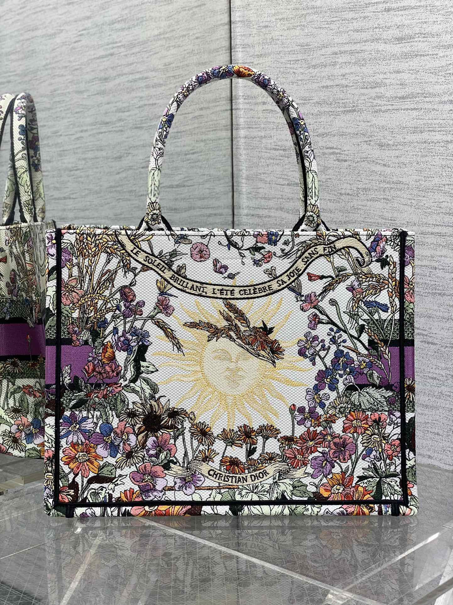 Medium D*0r Book Tote Ecru Multicolor D*0r 4 Saisons Été Soleil Embroidery 36 x 27.5 x 16.5 cm