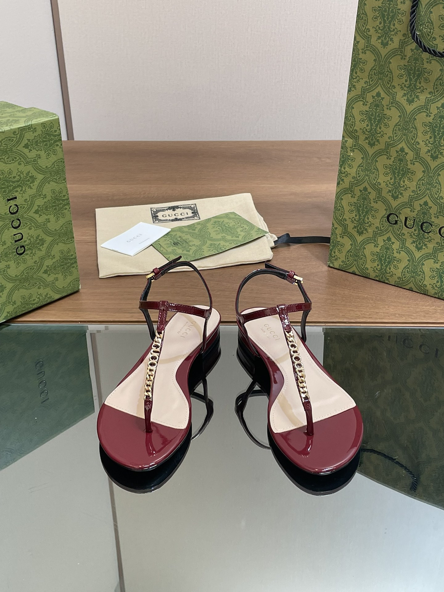 ua G*u*i signoria thong sandal