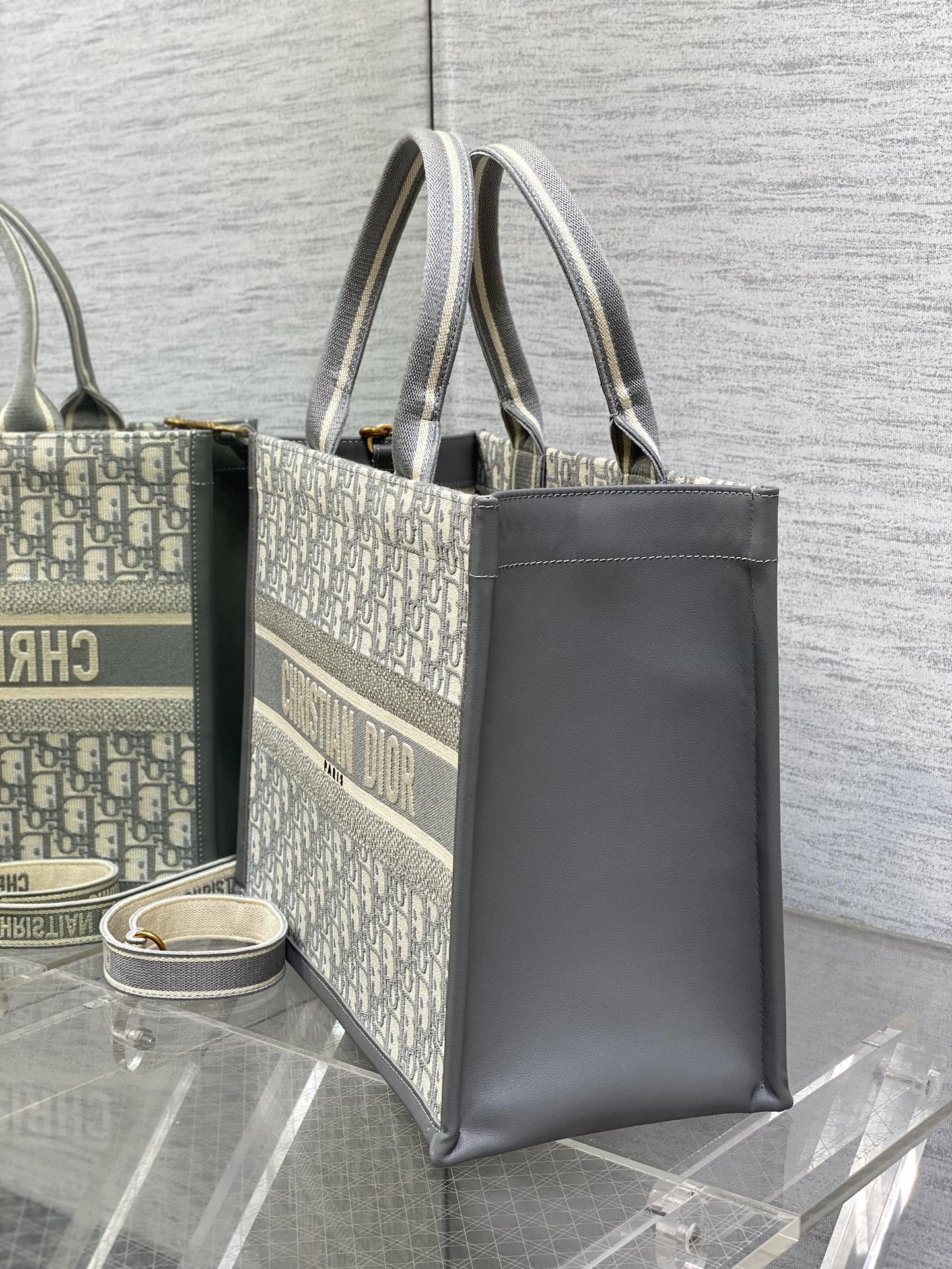 D*0r Medium D*0r Book Tote Gray D*0r Oblique Embroidery and Calfskin 36.5 x 28 x 17.5 cm