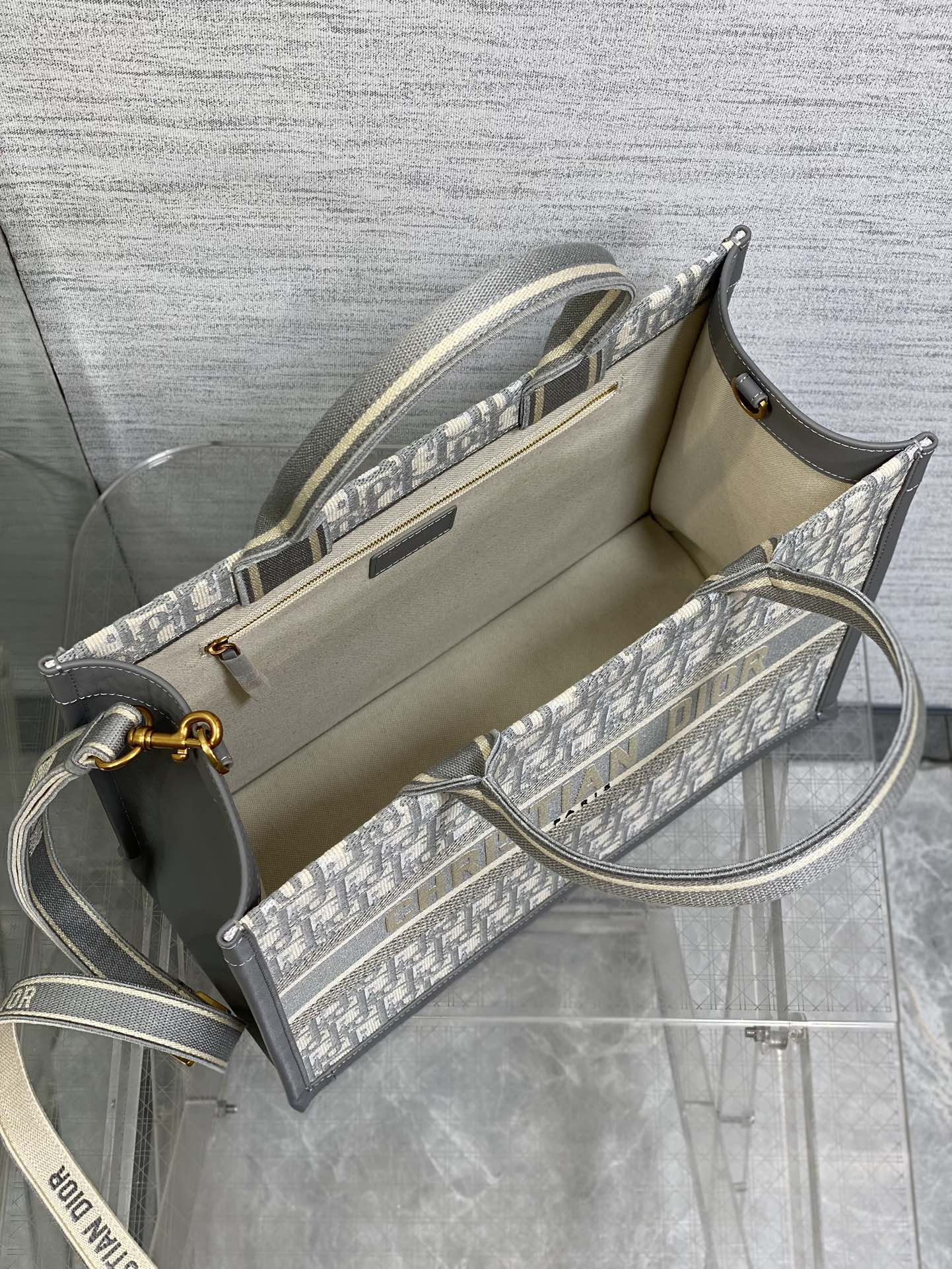 D*0r Medium D*0r Book Tote Gray D*0r Oblique Embroidery and Calfskin 36.5 x 28 x 17.5 cm