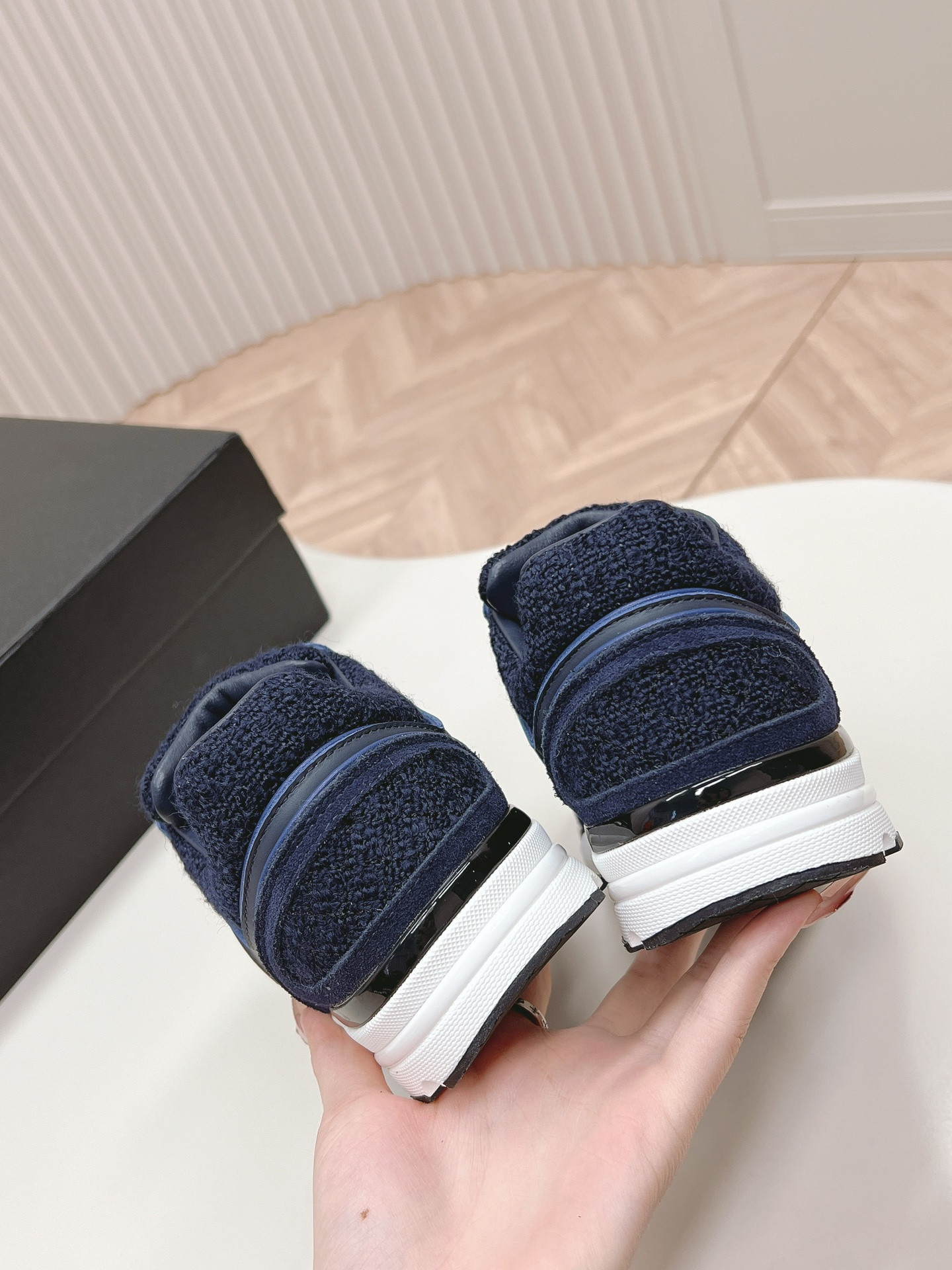 UA Ch*el SNEAKER