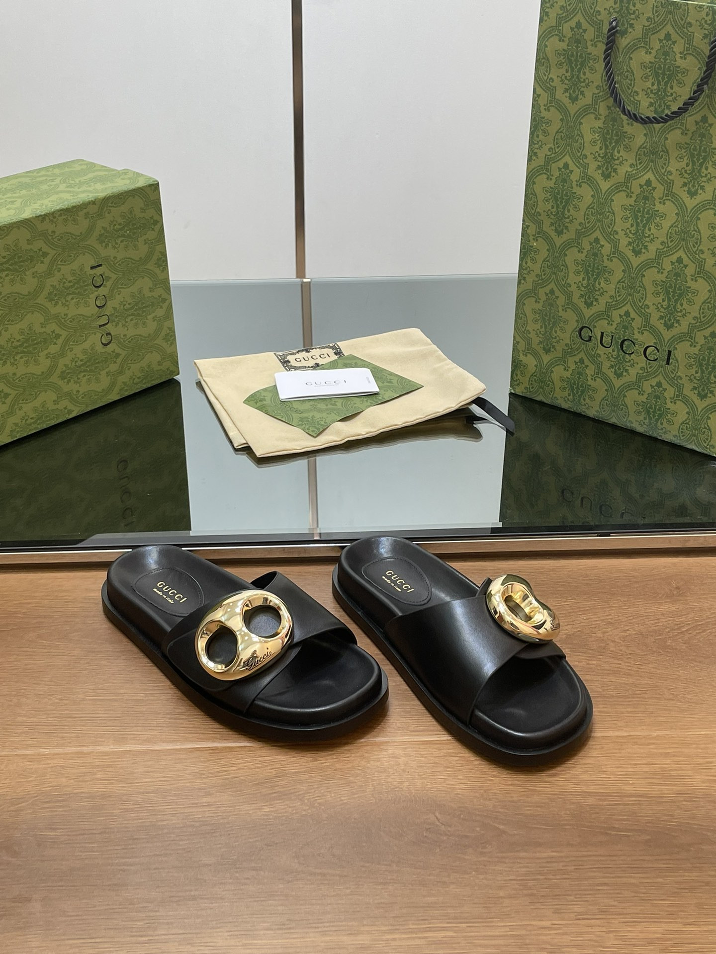 UA G*u*i MARINA CHAIN SLIDE SANDAL