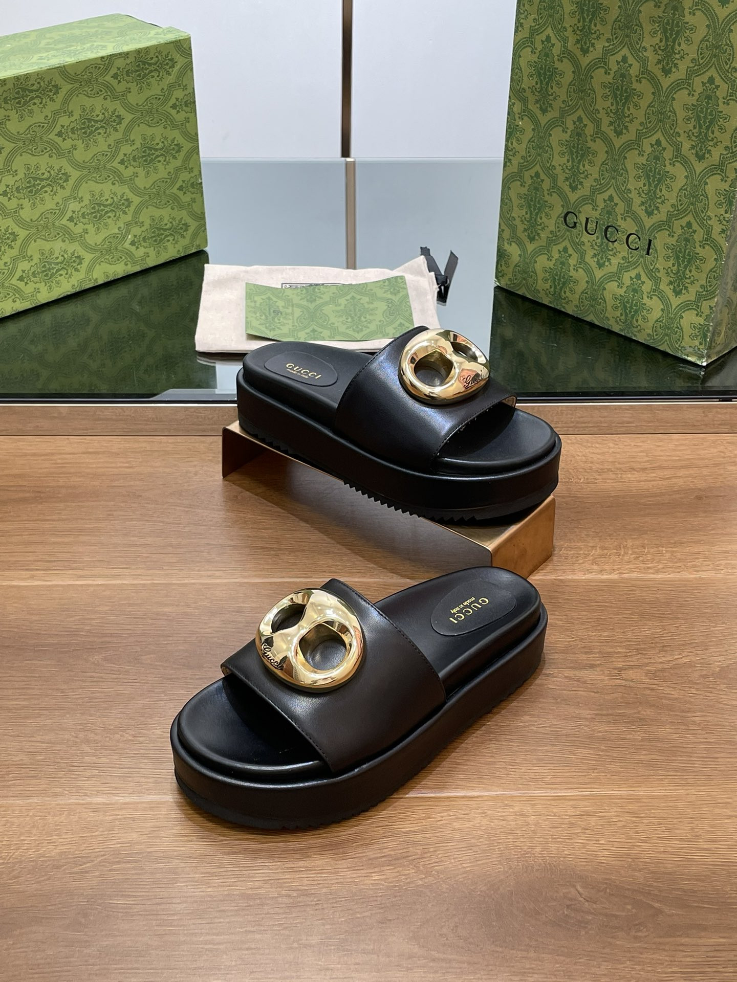 UA G*u*i MARINA CHAIN SLIDE