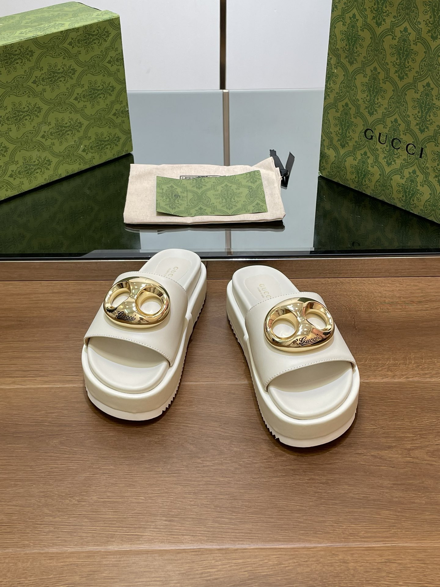 UA G*u*i MARINA CHAIN SLIDE