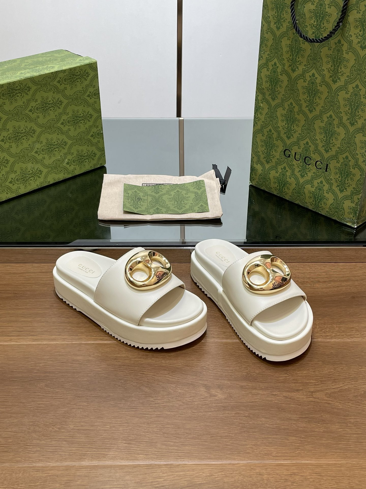 UA G*u*i MARINA CHAIN SLIDE