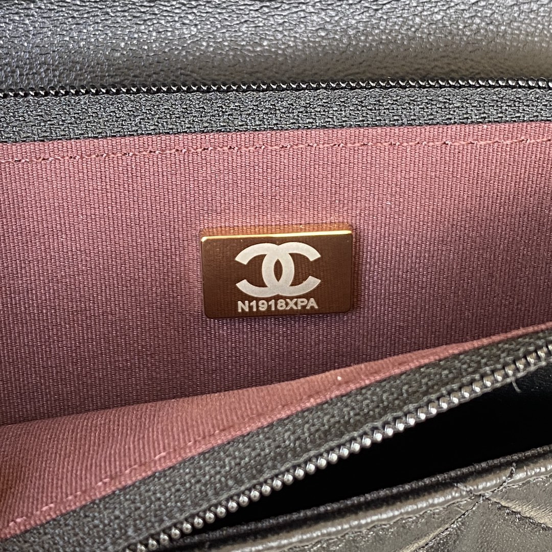 Ch*el WALLET ON CHAIN 12.3 × 19.2 × 3.5 cm