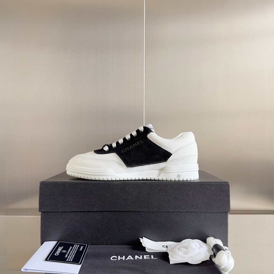 UA Ch*el SNEAKER
