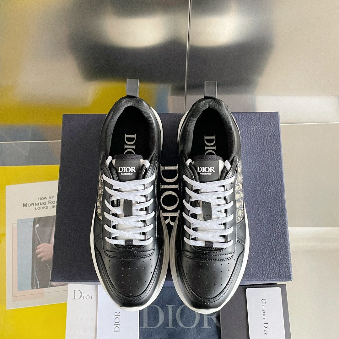 UA D*0r B25 Runner Sneaker