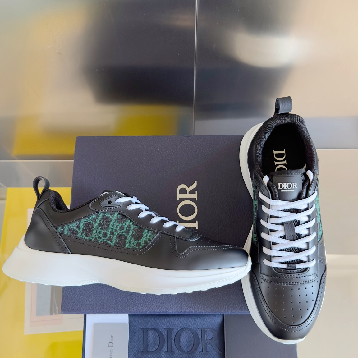 UA D*0r B25 Runner Sneaker