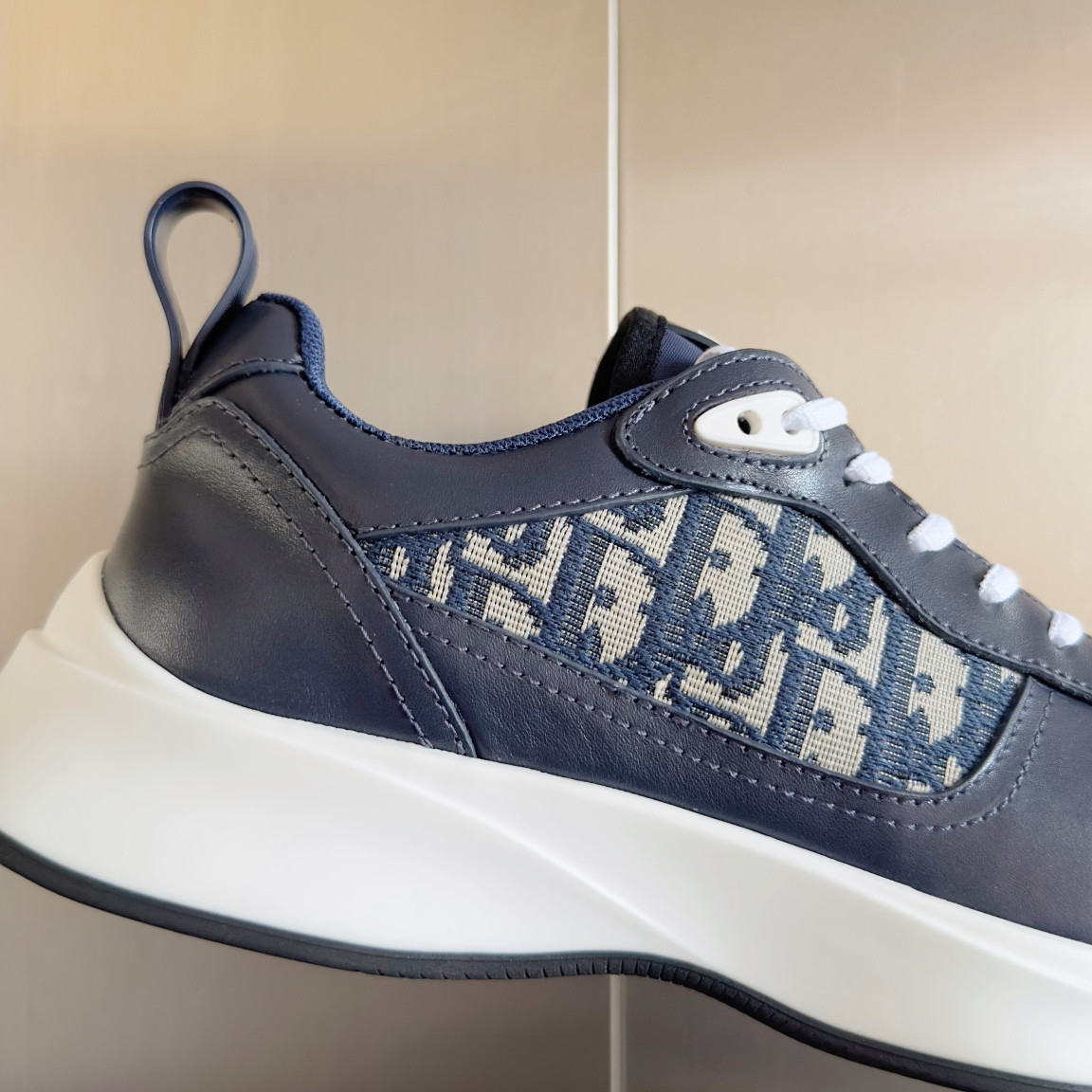 UA D*0r B25 Runner Sneaker