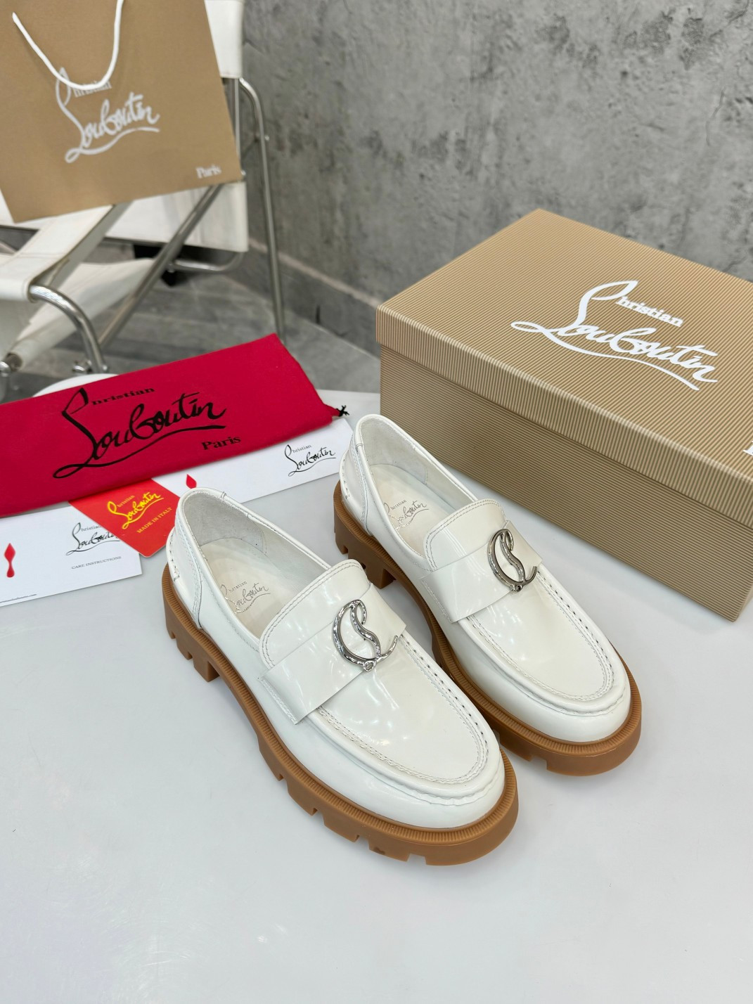 UA Ch**an Louboutin(CL) logo design,the latest runway version of the red-soled shoes