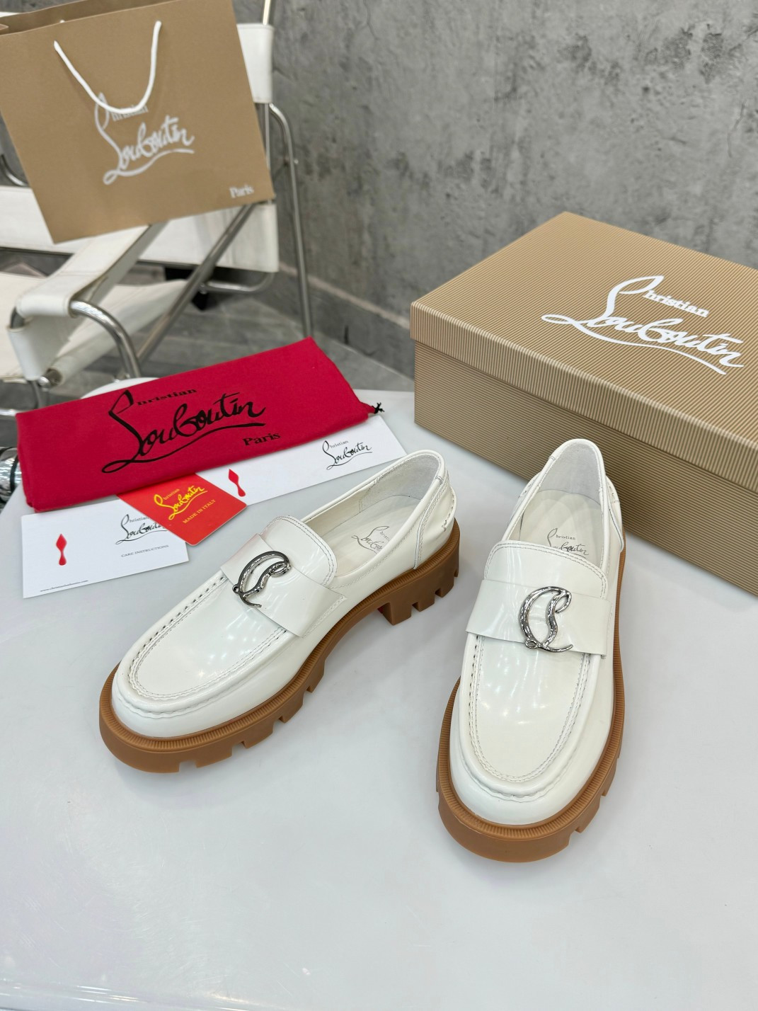 UA Ch**an Louboutin(CL) logo design,the latest runway version of the red-soled shoes