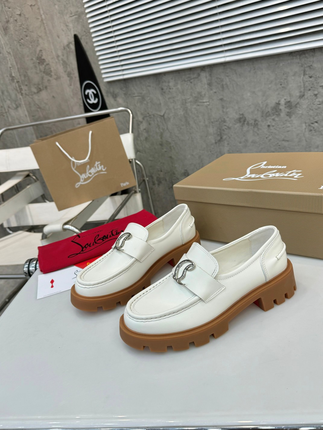 UA Ch**an Louboutin(CL) logo design,the latest runway version of the red-soled shoes