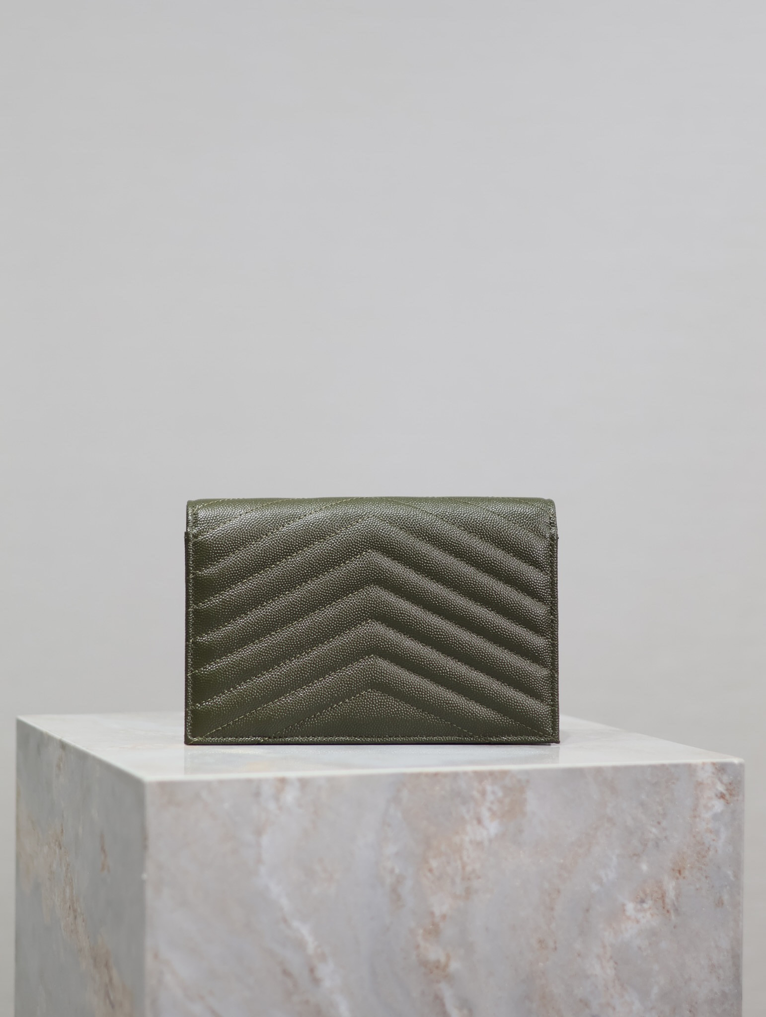 Y*L Cassandra WOC envelope chain wallet in grained poudre leather 19 x 12.5 x 3.5 cm