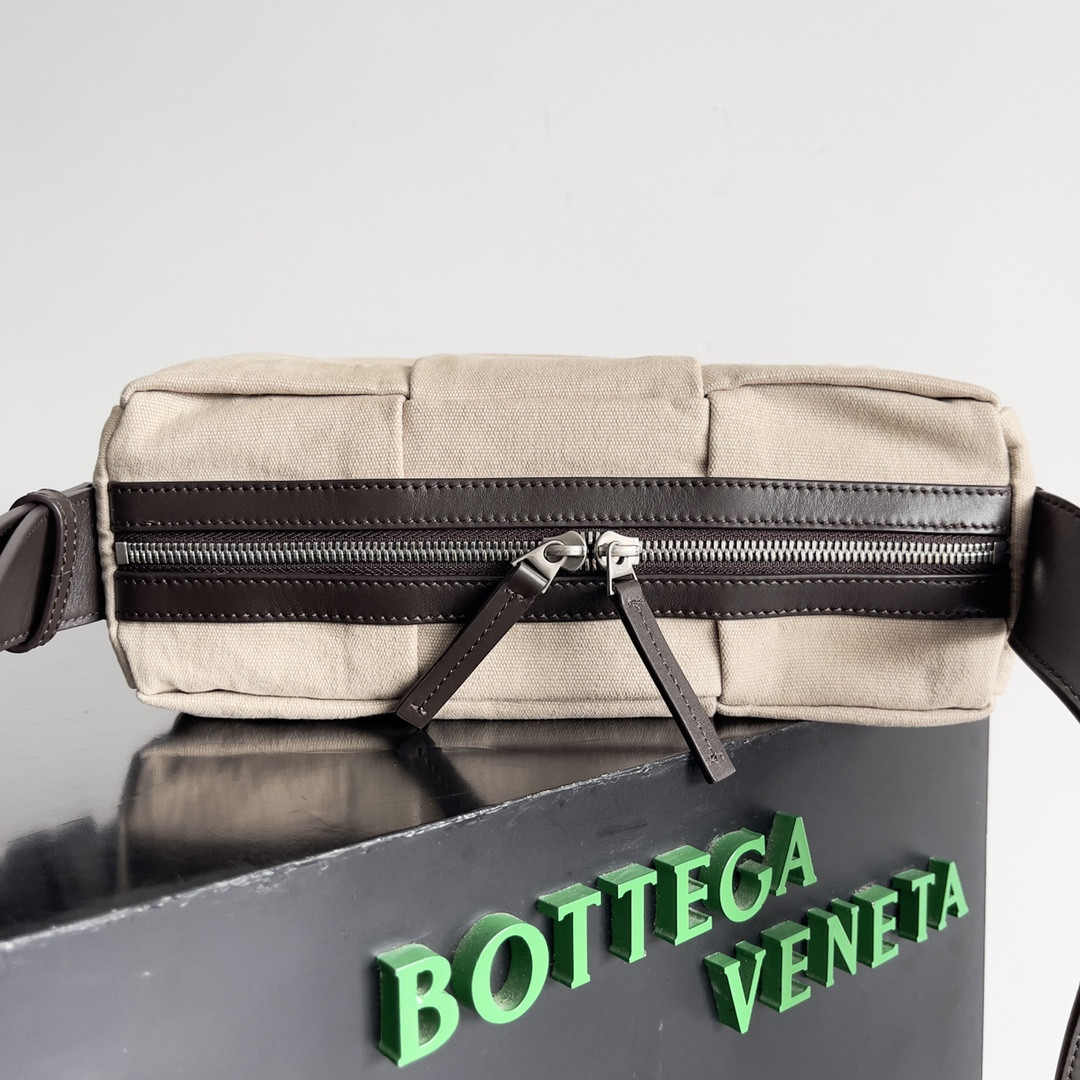 Bo*te*ga Ve*ne*ta Medium Arco Camera Bag 19x27x9cm