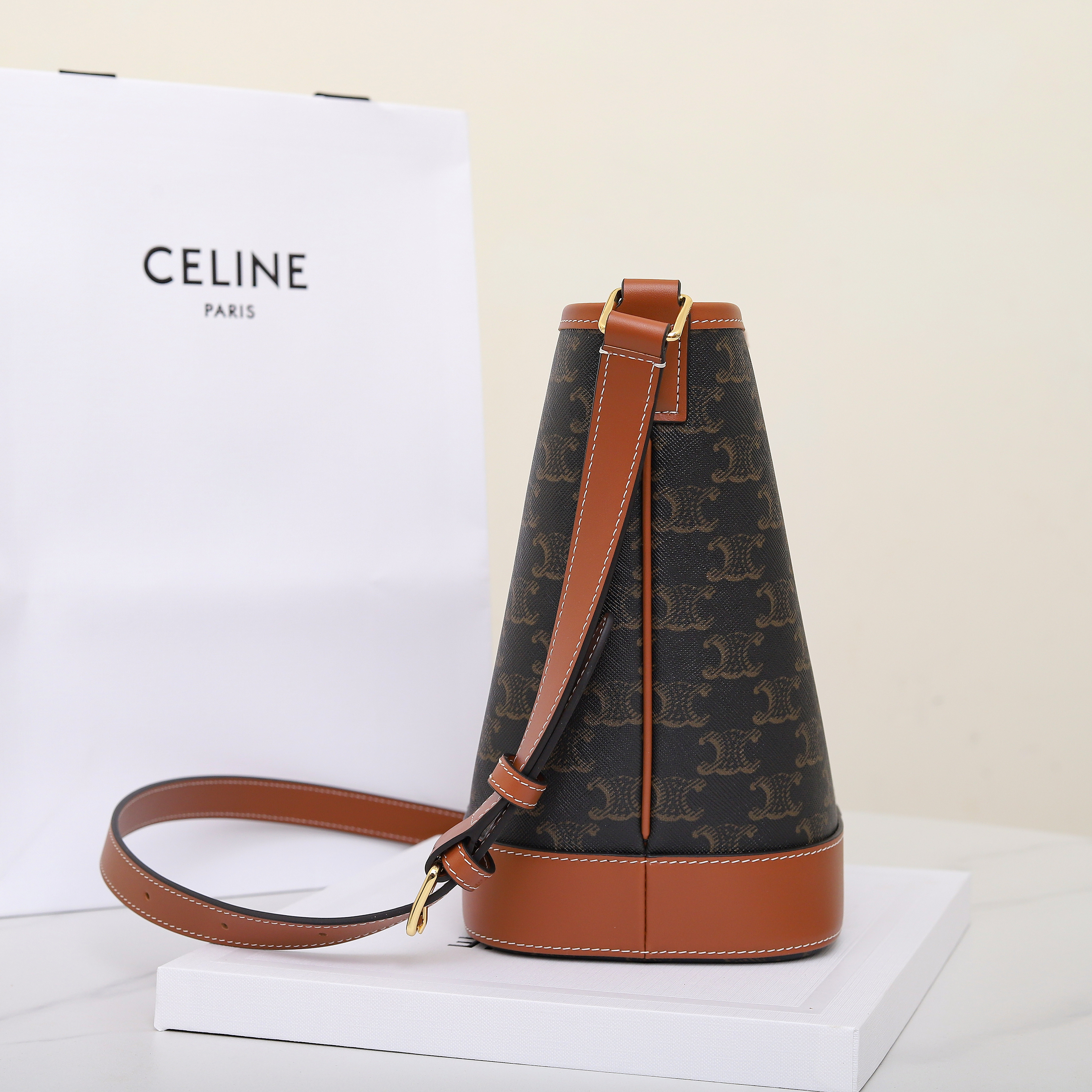 Ce**e SMALL BUCKET IN TRIOMPHE CANVAS AND CALFSKIN 191442 30x22x13cm