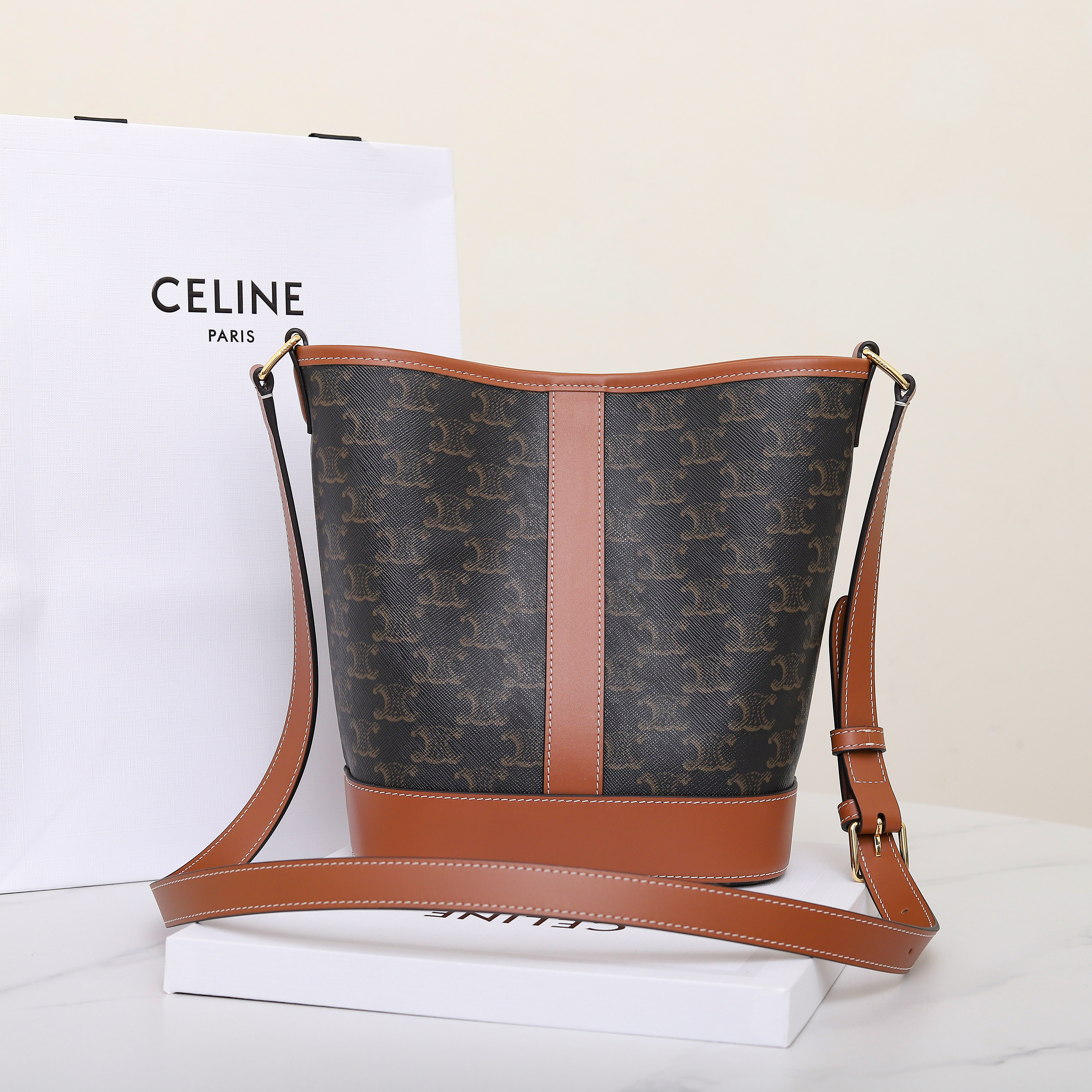 Ce**e SMALL BUCKET IN TRIOMPHE CANVAS AND CALFSKIN 191442 30x22x13cm