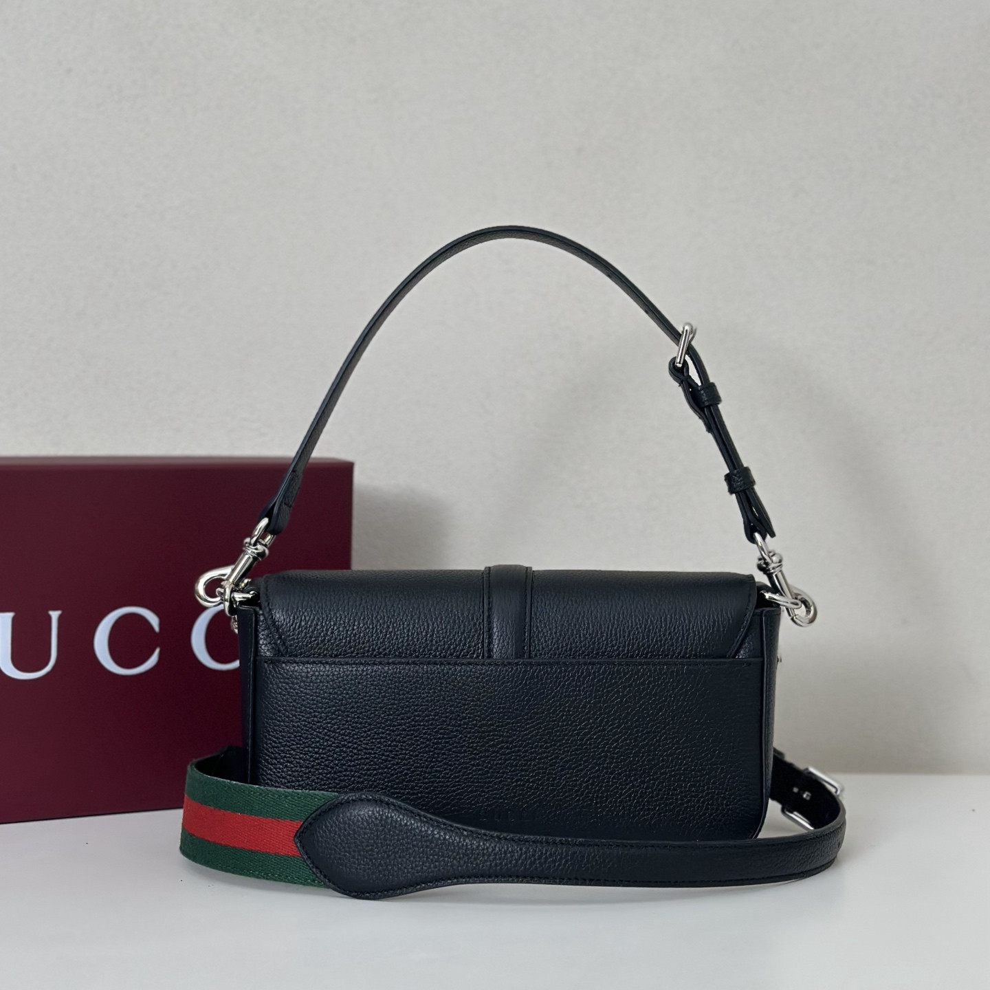 G*u*i Small crossbody bag with hook closure 23.5 x 12.5 x 6.5 cm